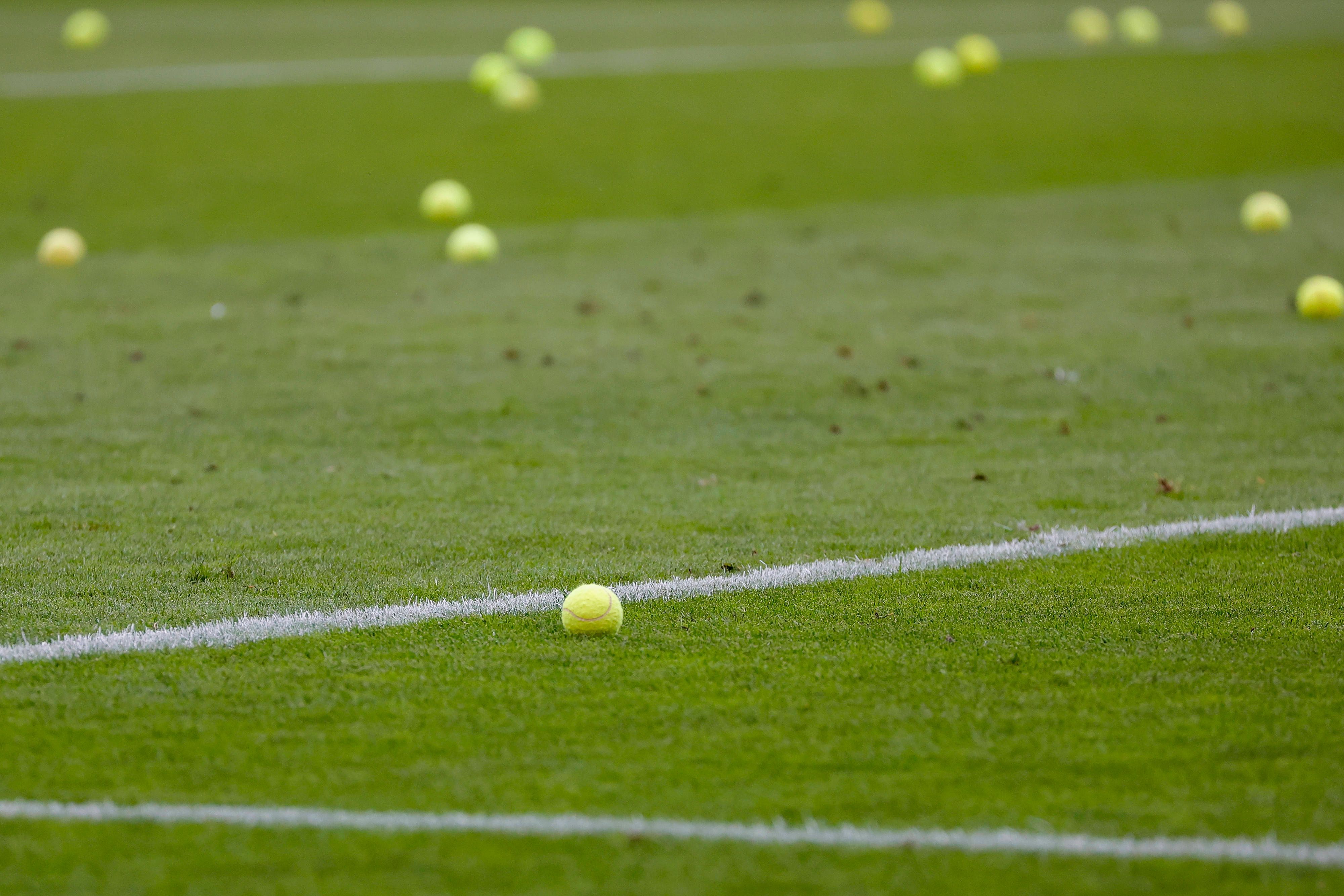 Die FC-Fans machten mit Tennisbällen auf ihre Wut aufmerksam.