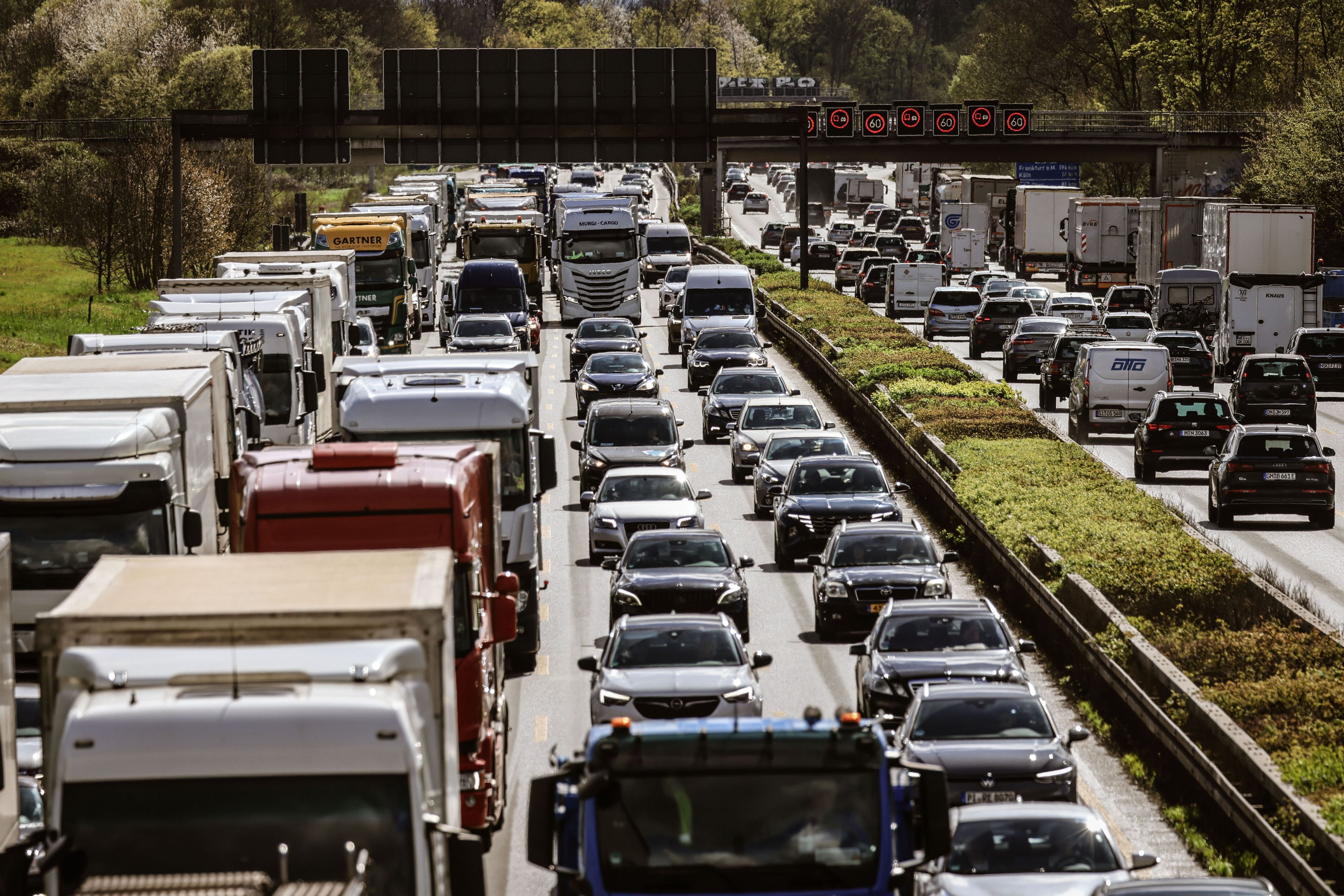 Pkw und Lkw stehen auf dem Kölner Ring (Archivbild). Zum Ende der Sommerferien drohen Staus.