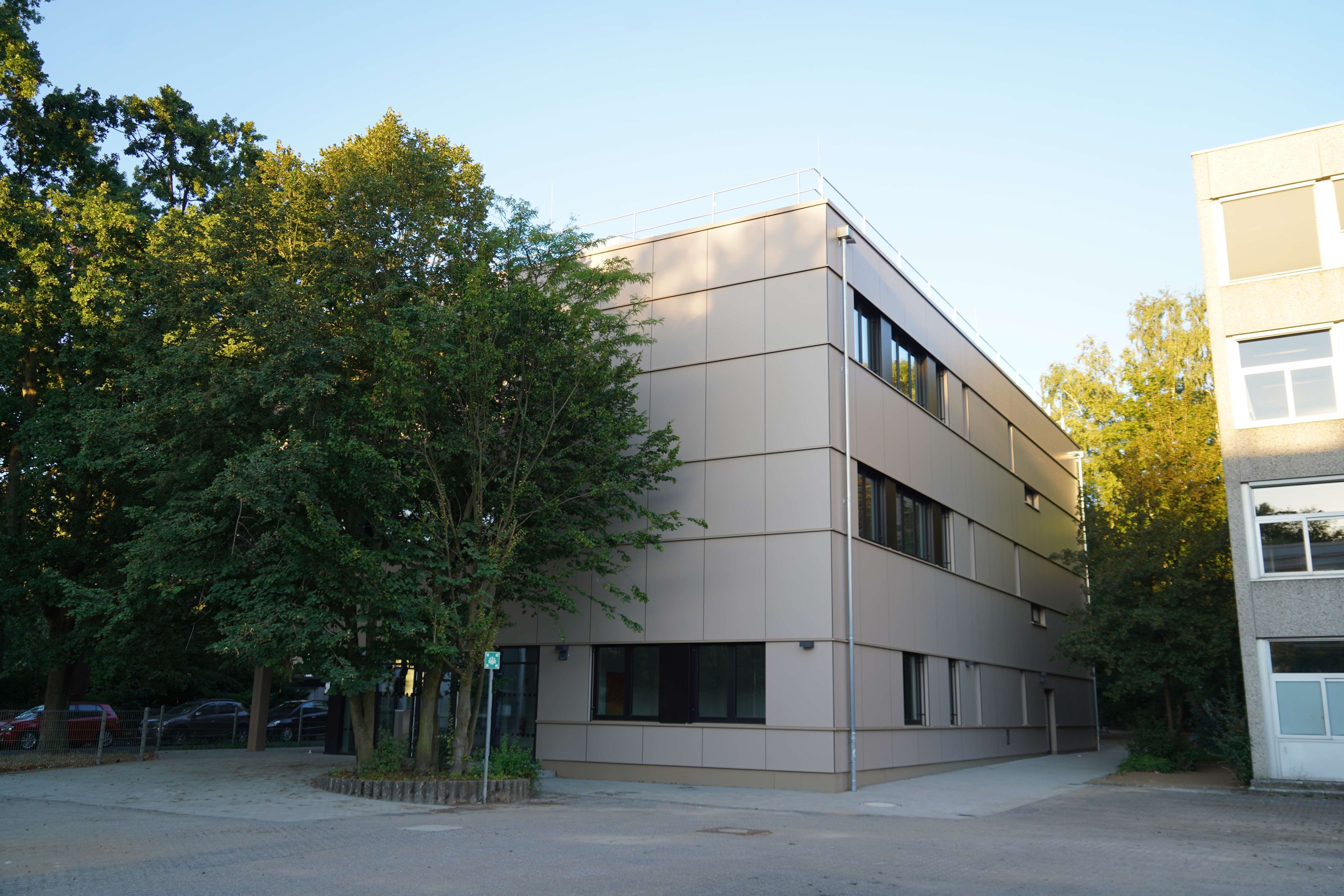 Das Foto zeigt ein neues Klassenraumgebäude am Gymnasium.