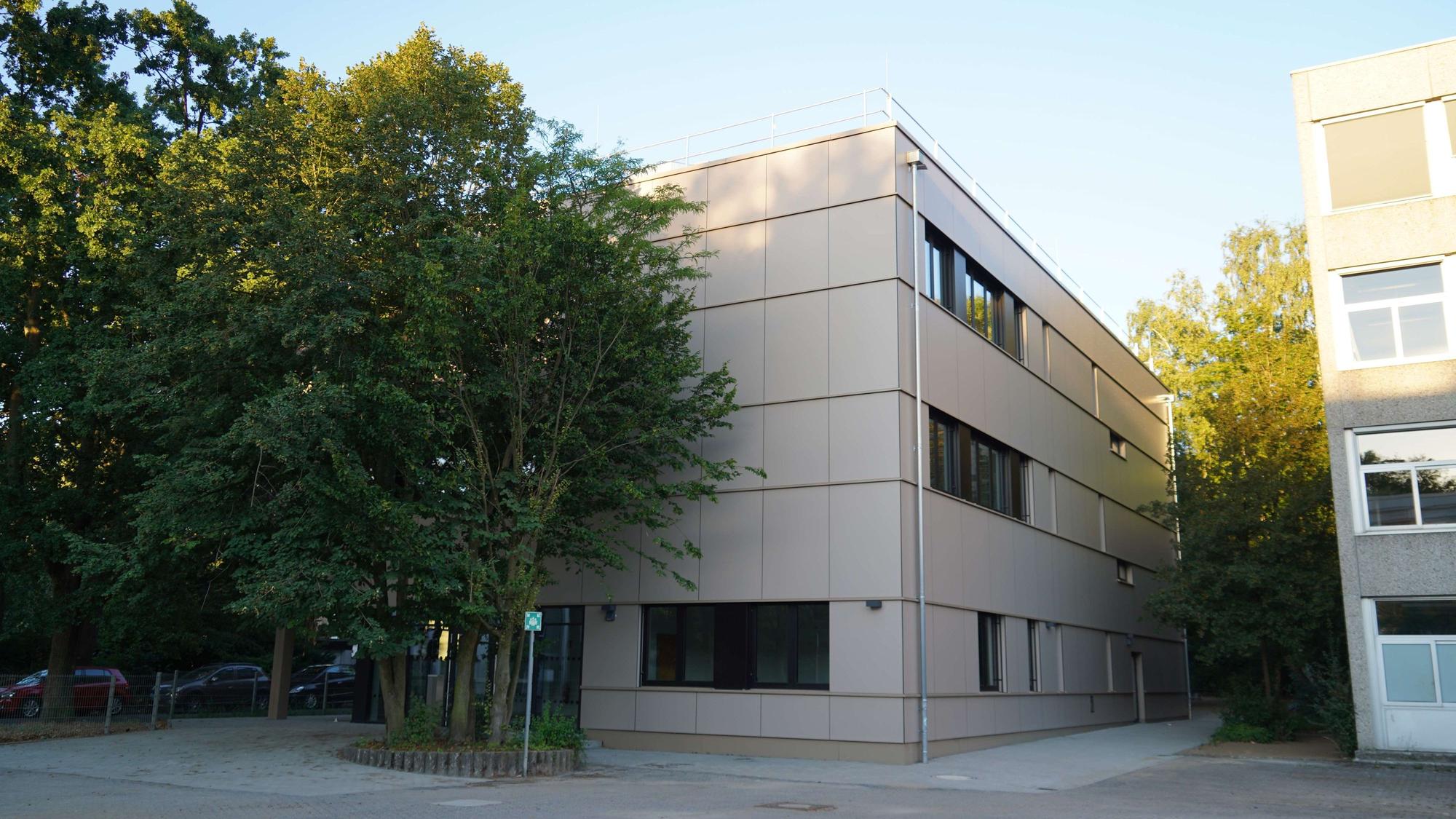 Das Foto zeigt ein neues Klassenraumgebäude am Gymnasium.