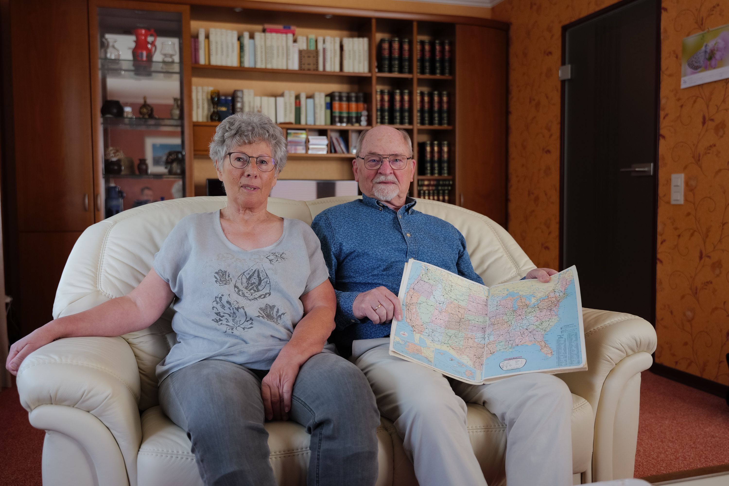 Anton und Edith Weißenbach zeigen auf einer Karte ihre Reiseroute durch die USA im Jahr 1974.