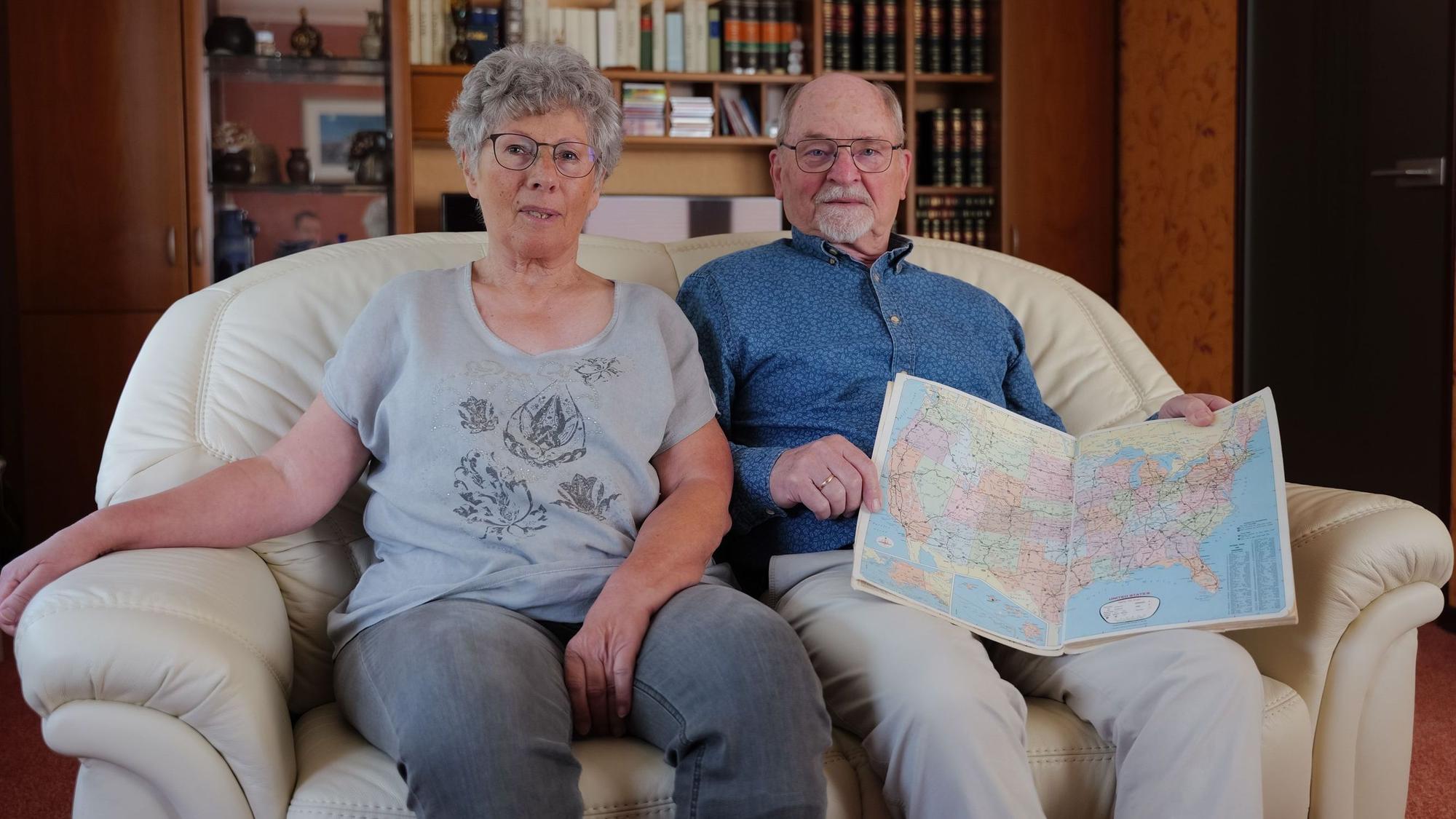 Anton und Edith Weißenbach zeigen auf einer Karte ihre Reiseroute durch die USA im Jahr 1974.