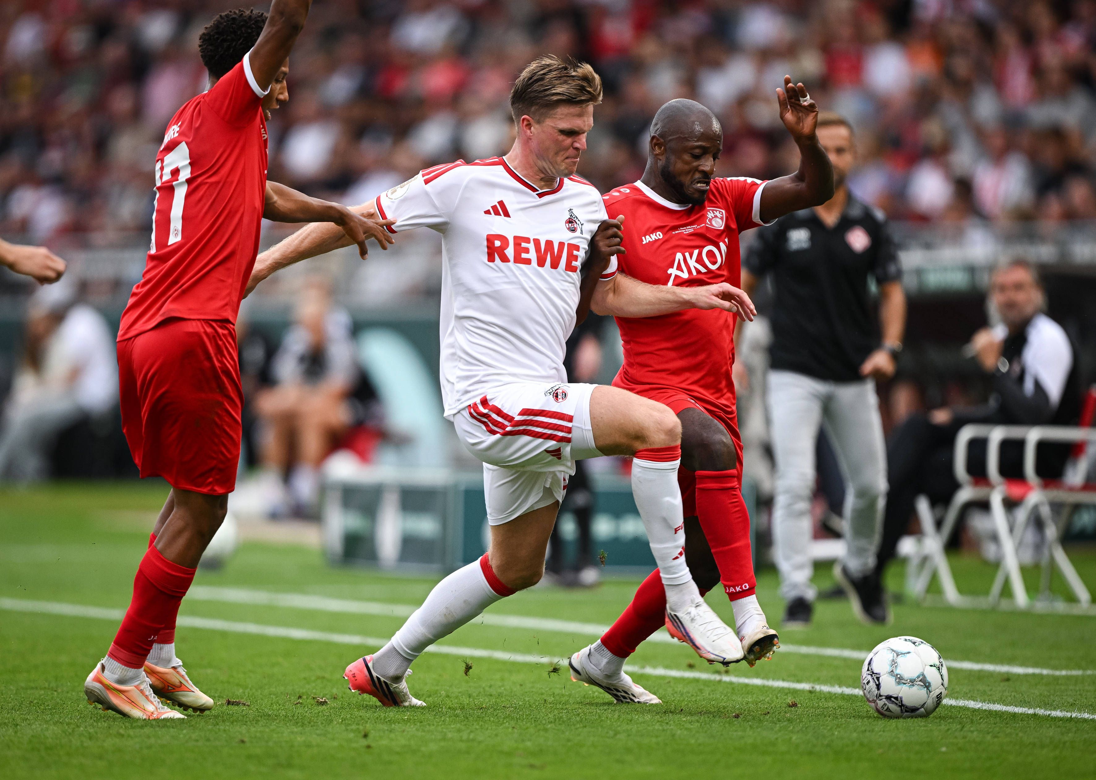 Marius Bülter und David Kinsombi kämpfen an der Seitenlinie um den Ball.