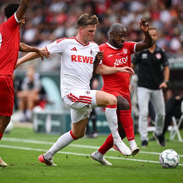 Marius Bülter und David Kinsombi kämpfen an der Seitenlinie um den Ball.