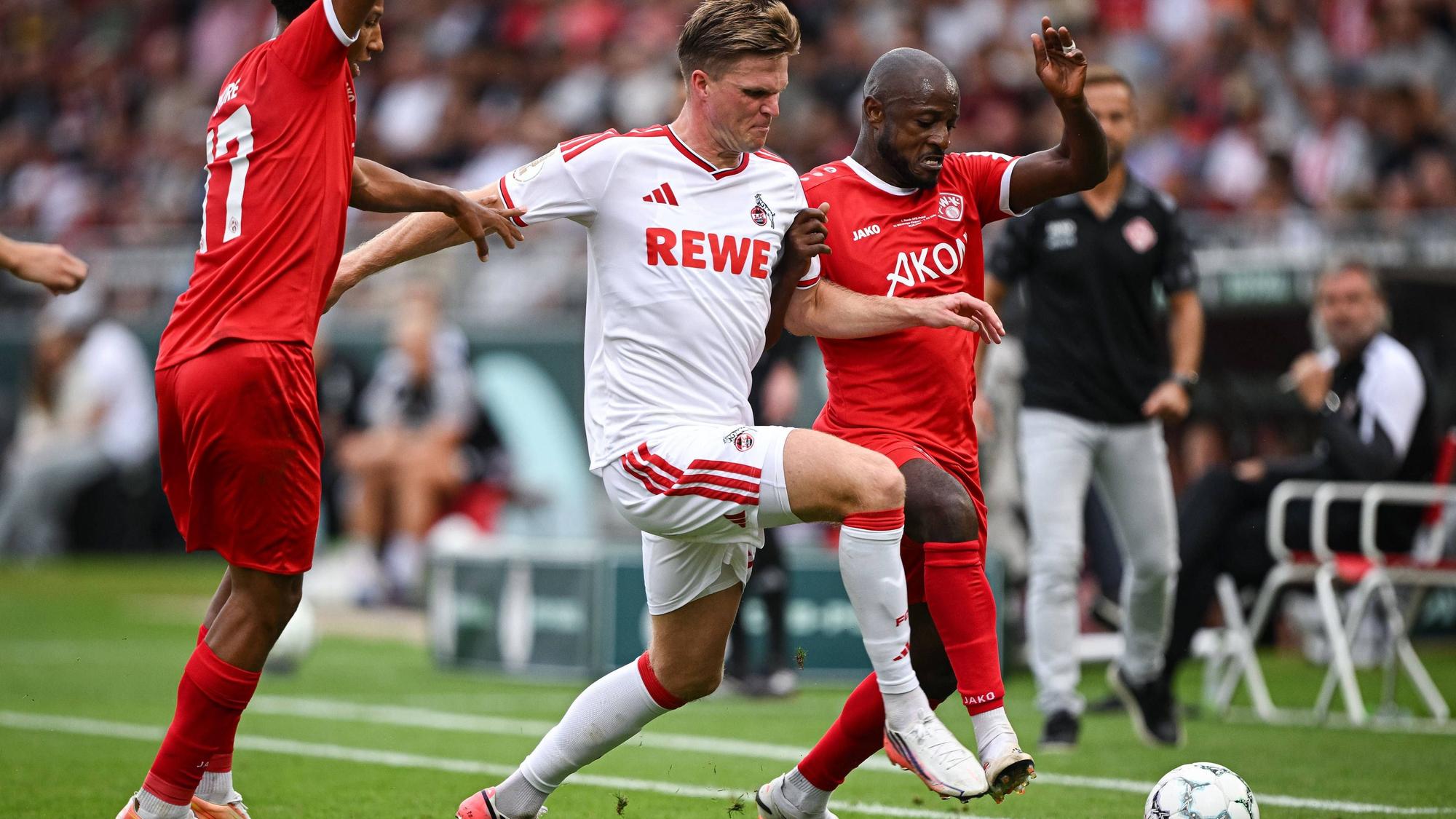 Marius Bülter und David Kinsombi kämpfen an der Seitenlinie um den Ball.