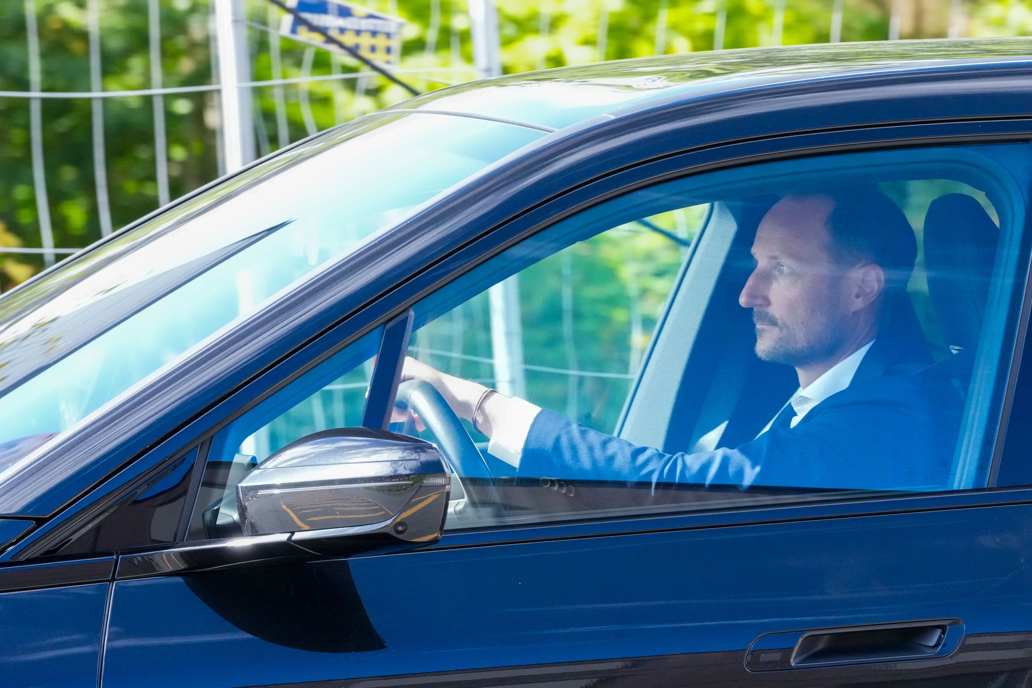 Kronprinz Haakon verlässt im Auto das Nationalkrankenhaus, wo sein Vater König Harald V. liegt. Nach einer Meldung des Hofs über den verschlechterten Gesundheitszustand des Monarchen bangen die Norweger um ihr beliebtes Staatsoberhaupt.