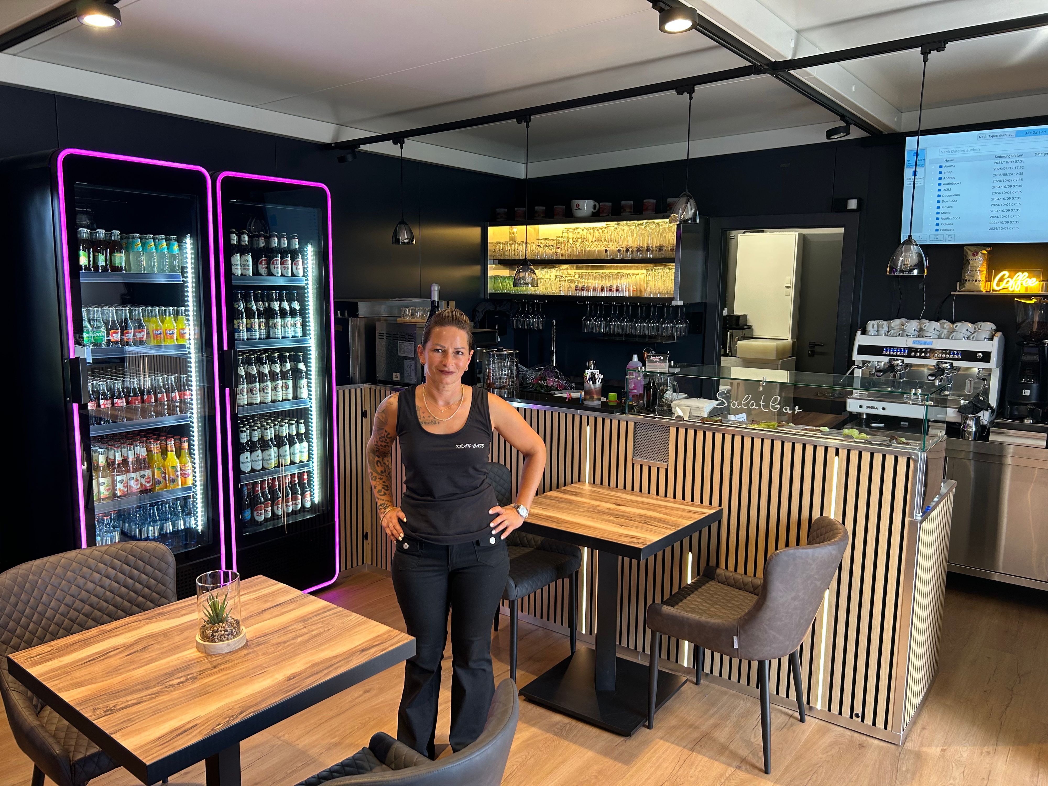 Café-Managerin Jasmin Azaimi steht im neuen Container vor der Theke des Kran-Cafés.