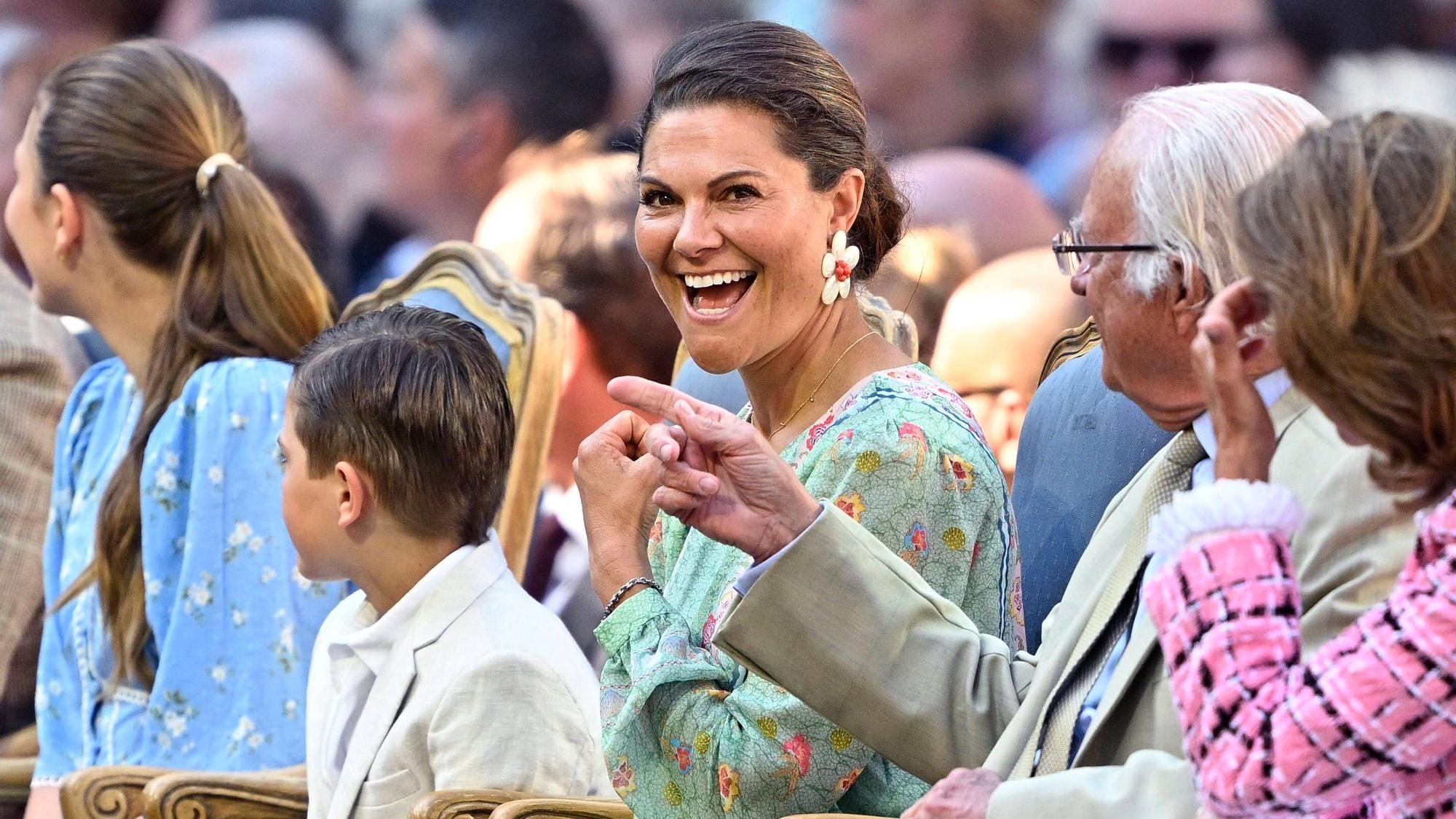 Prinzessin Estelle, Prinz Oscar (l), Kronprinzessin Victoria, König Carl Gustaf und Königin Silvia besuchen ein Konzert in der Ruine von Schloss Borgholm auf der schwedischen Insel Öland.