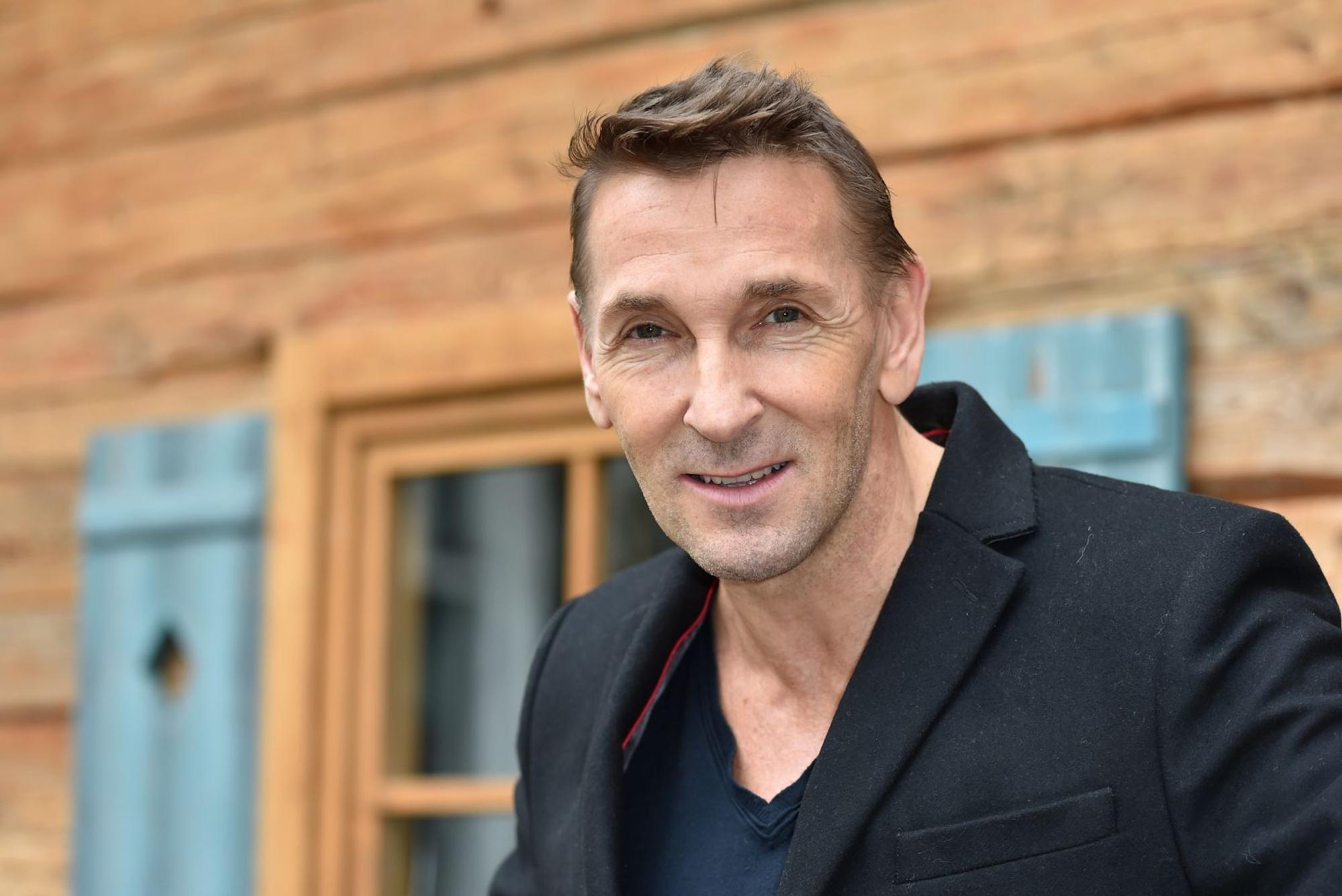 Mark Keller spielt seit 2008 den Dr. Alexander Kahnweiler bei „Der Bergdoktor“. (Bild: 2017 Getty Images/Hannes Magerstaedt)