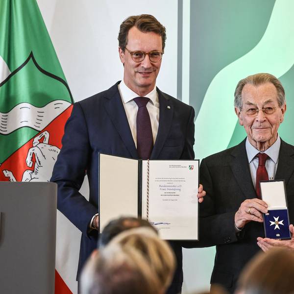 Franz Müntefering (r, SPD), Politiker, nimmt von Hendrik Wüst (CDU), Ministerpräsident von Nordrhein-Westfalen, den Landesverdienstorden entgegen. Ministerpräsident Wüst hat 16 Persönlichkeiten mit dem Landesverdienstorden ausgezeichnet.