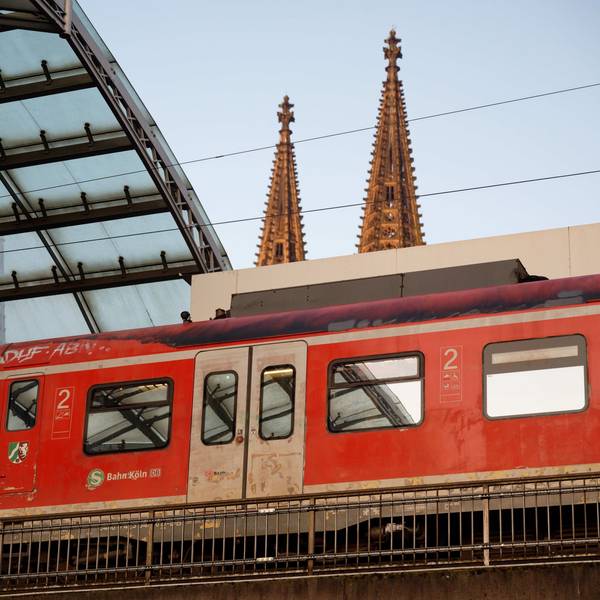 Eine S-Bahn fährt durch Köln.