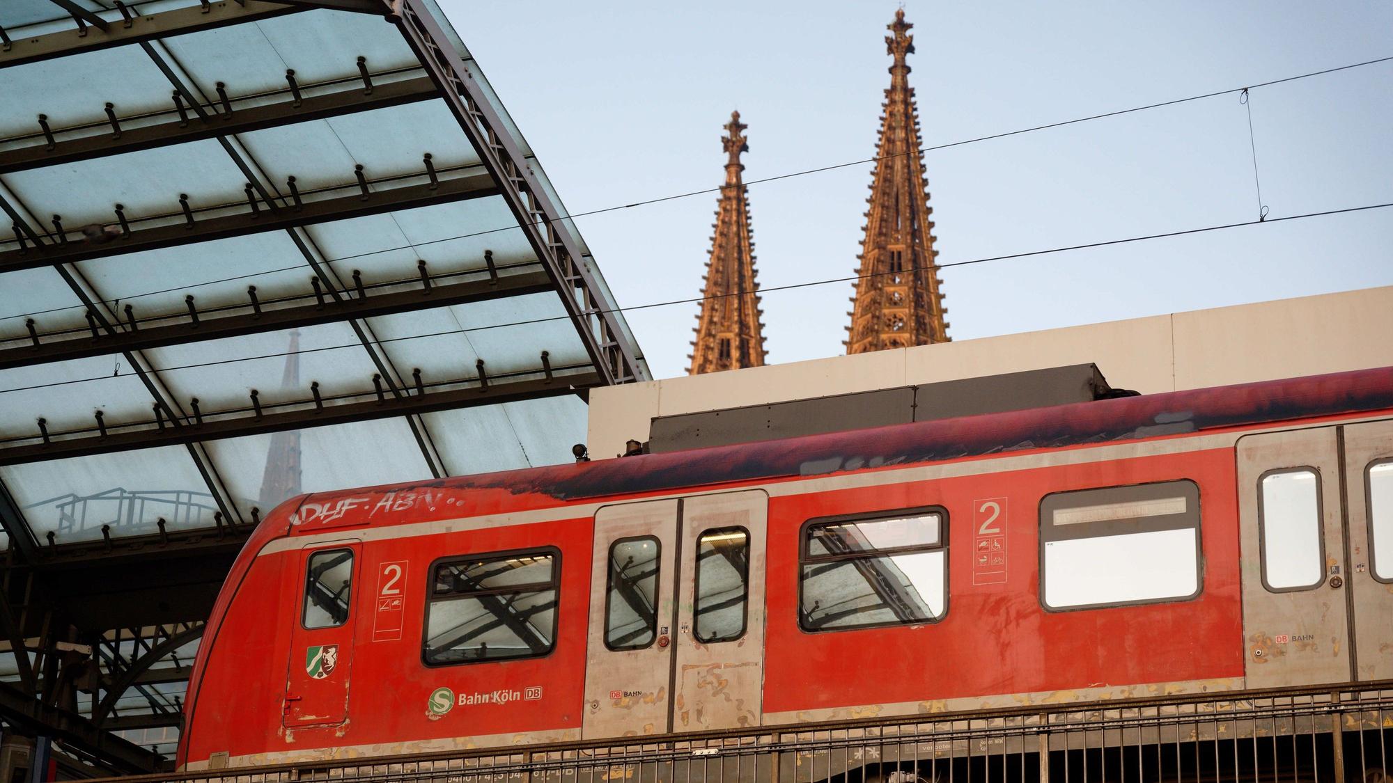Eine S-Bahn fährt durch Köln.