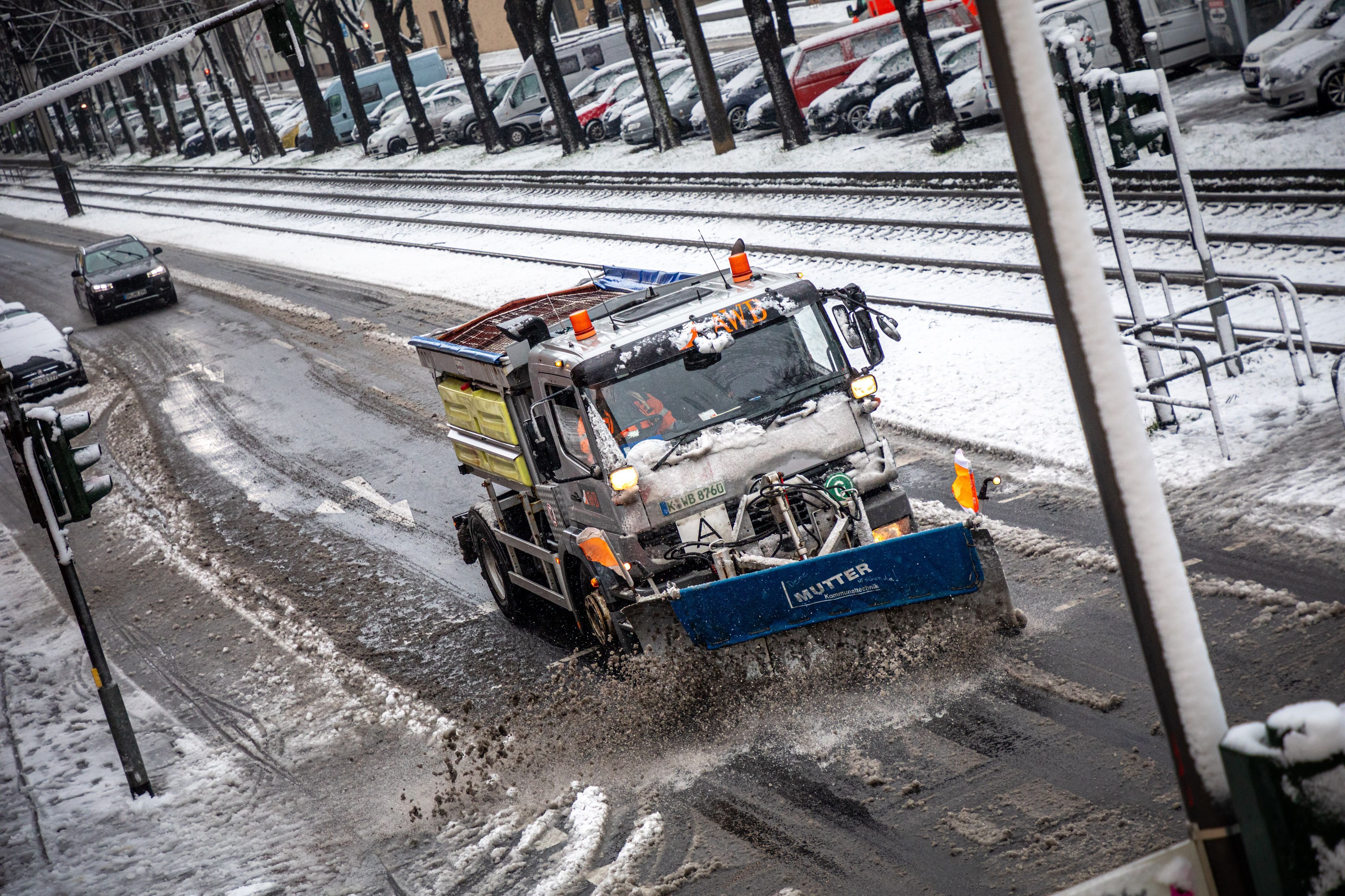 Bis es so in Köln aussieht (wenn denn überhaupt Schnee fallen sollte), dauert es noch. Winterdienstfahrzeuge sind bis dahin dennoch schon im Kölner Stadtbild zu sehen (Archiv)