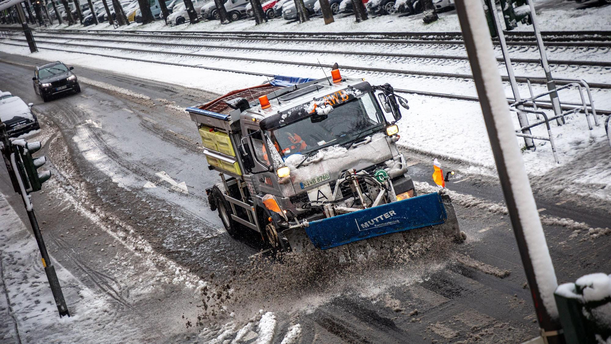 Bis es so in Köln aussieht (wenn denn überhaupt Schnee fallen sollte), dauert es noch. Winterdienstfahrzeuge sind bis dahin dennoch schon im Kölner Stadtbild zu sehen (Archiv)