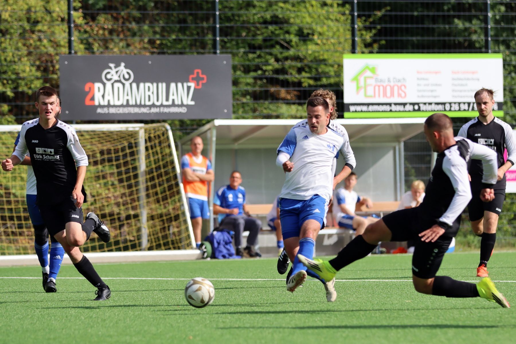 Weilerswists Sven Stanienda beim Schuss, der zum 6:1 führte. Eine Gegenspieler versucht noch zu grätschen.