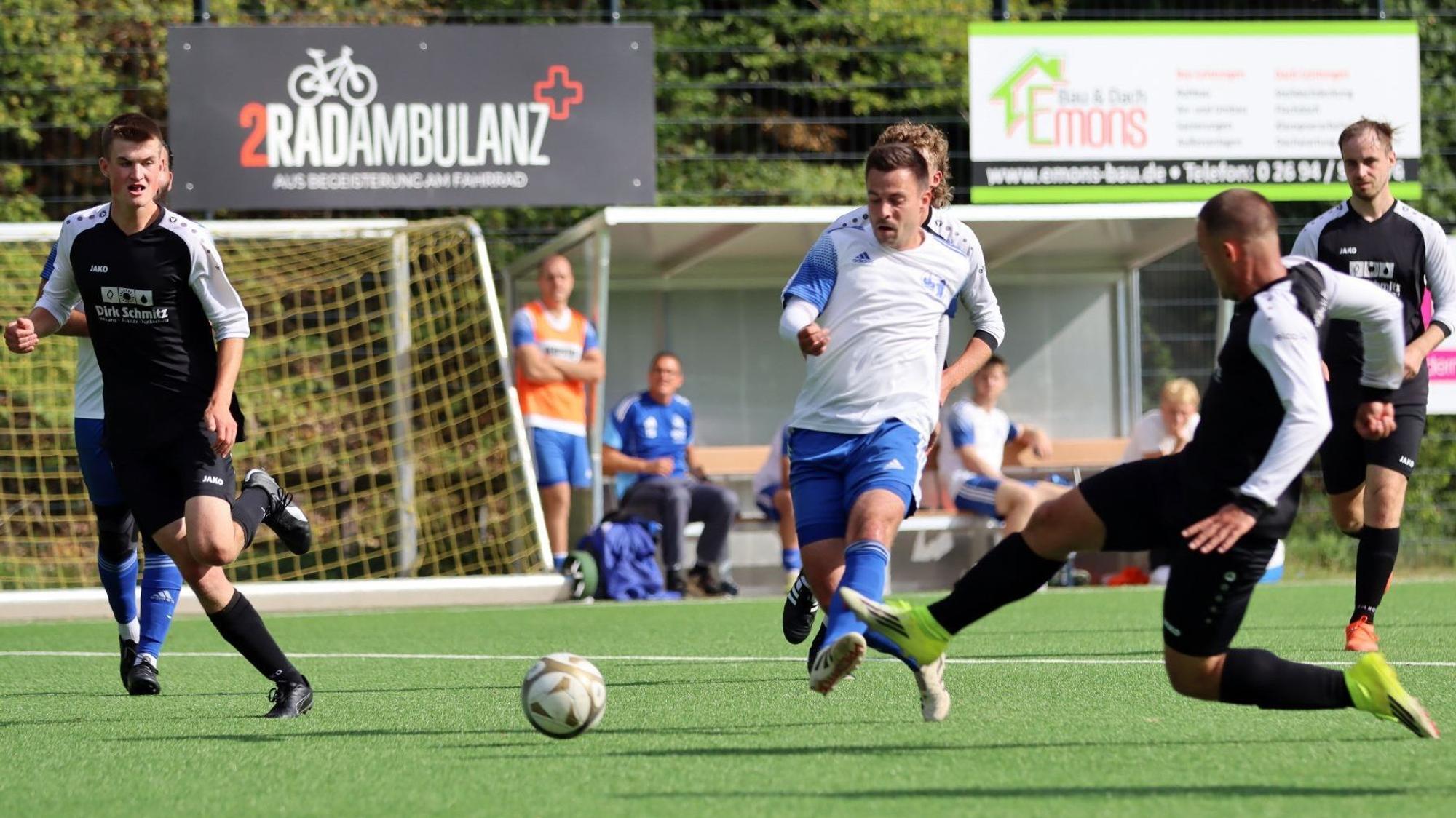 Weilerswists Sven Stanienda beim Schuss, der zum 6:1 führte. Eine Gegenspieler versucht noch zu grätschen.