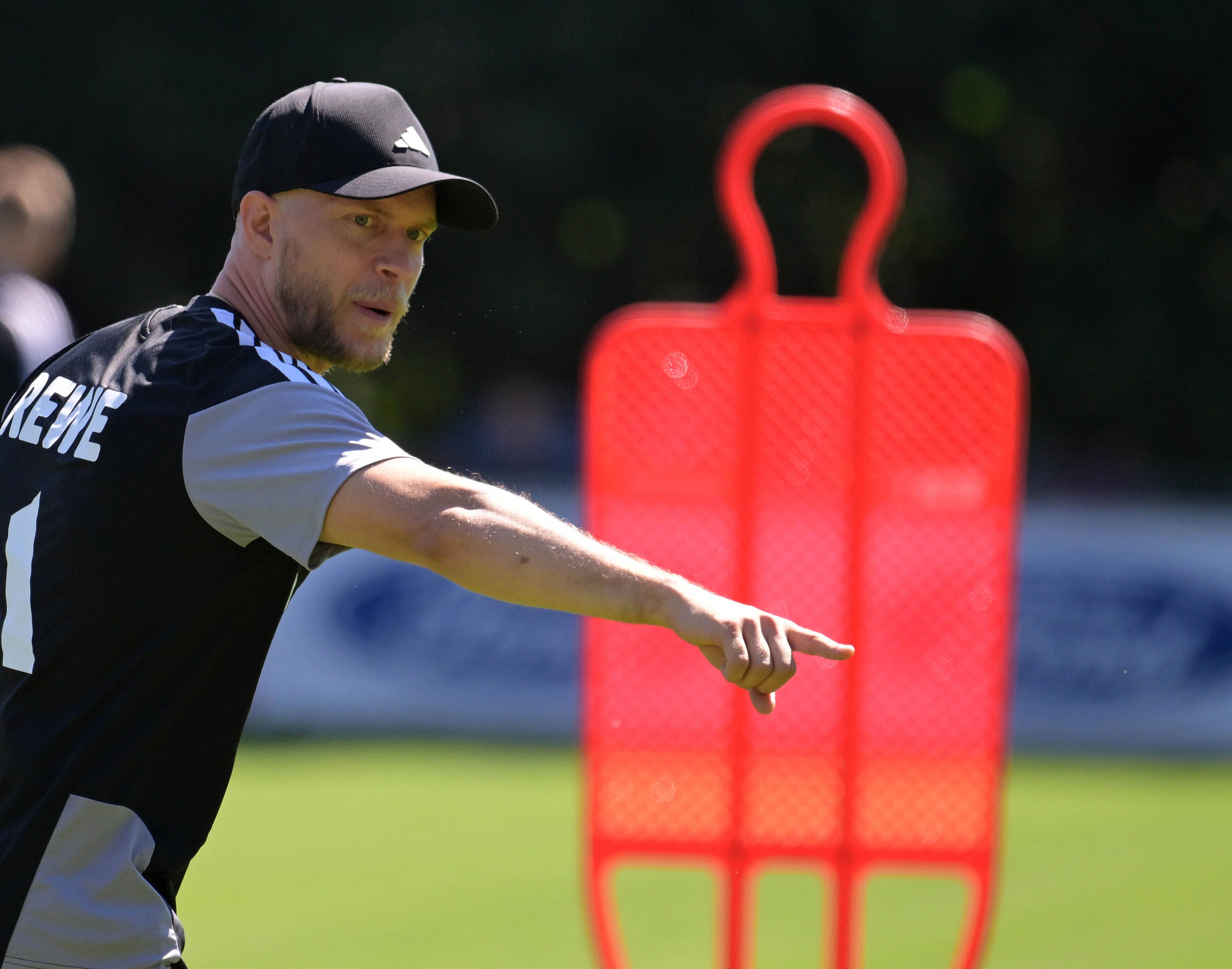 René Wagner gibt Anweisungen auf dem Trainingsplatz.