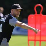 René Wagner gibt Anweisungen auf dem Trainingsplatz.