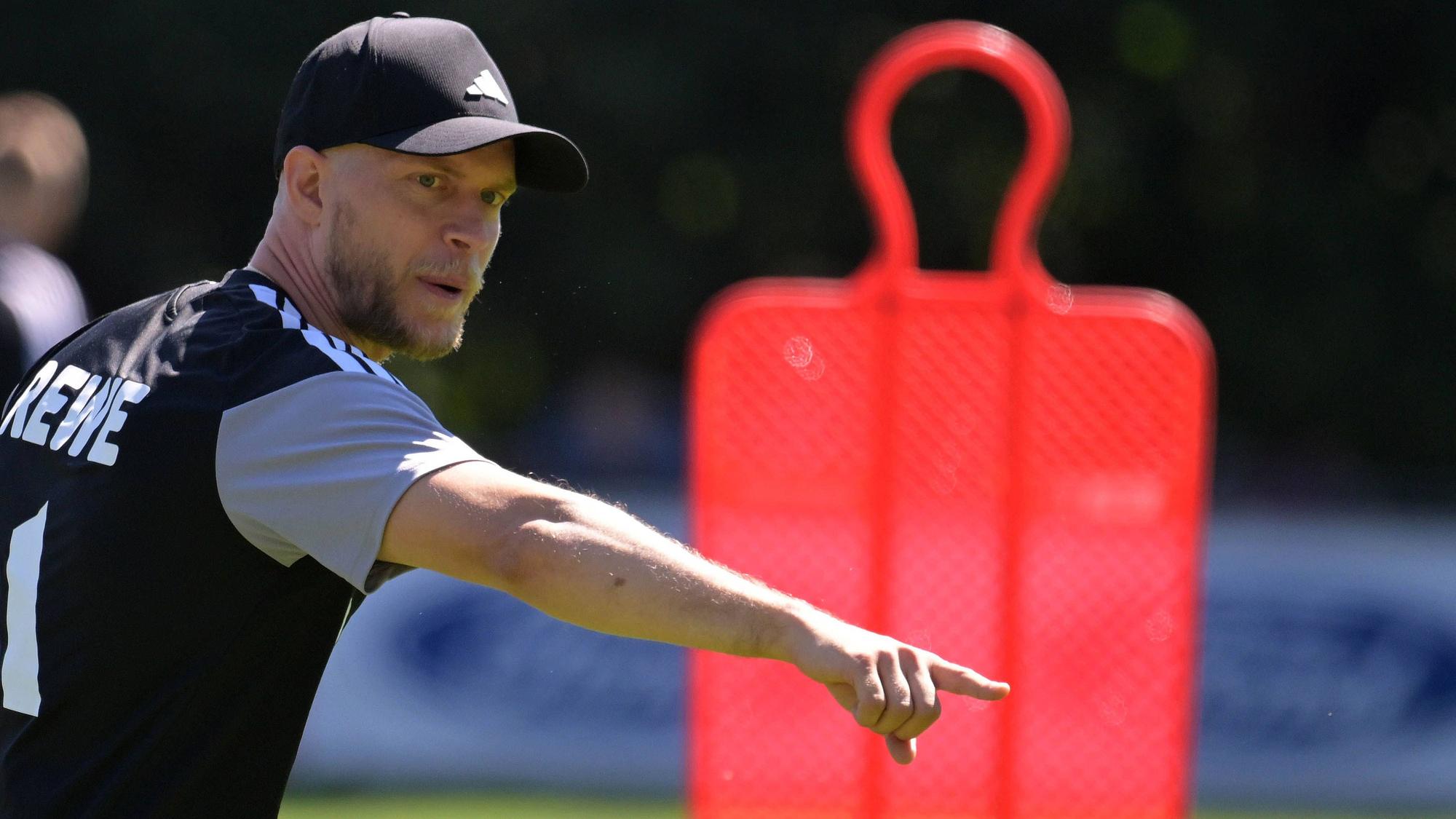 René Wagner gibt Anweisungen auf dem Trainingsplatz.