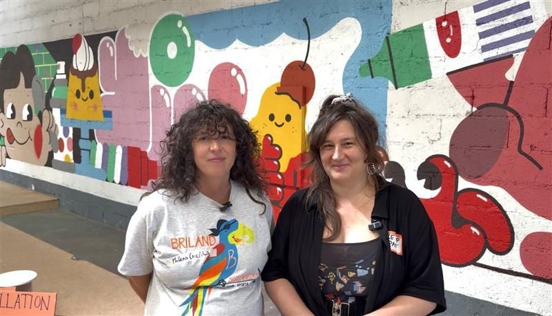 Museumsdirektorin Milena (l.) und Gianna, die ein Event für FLINTA*-Personen im Museum organisierte.