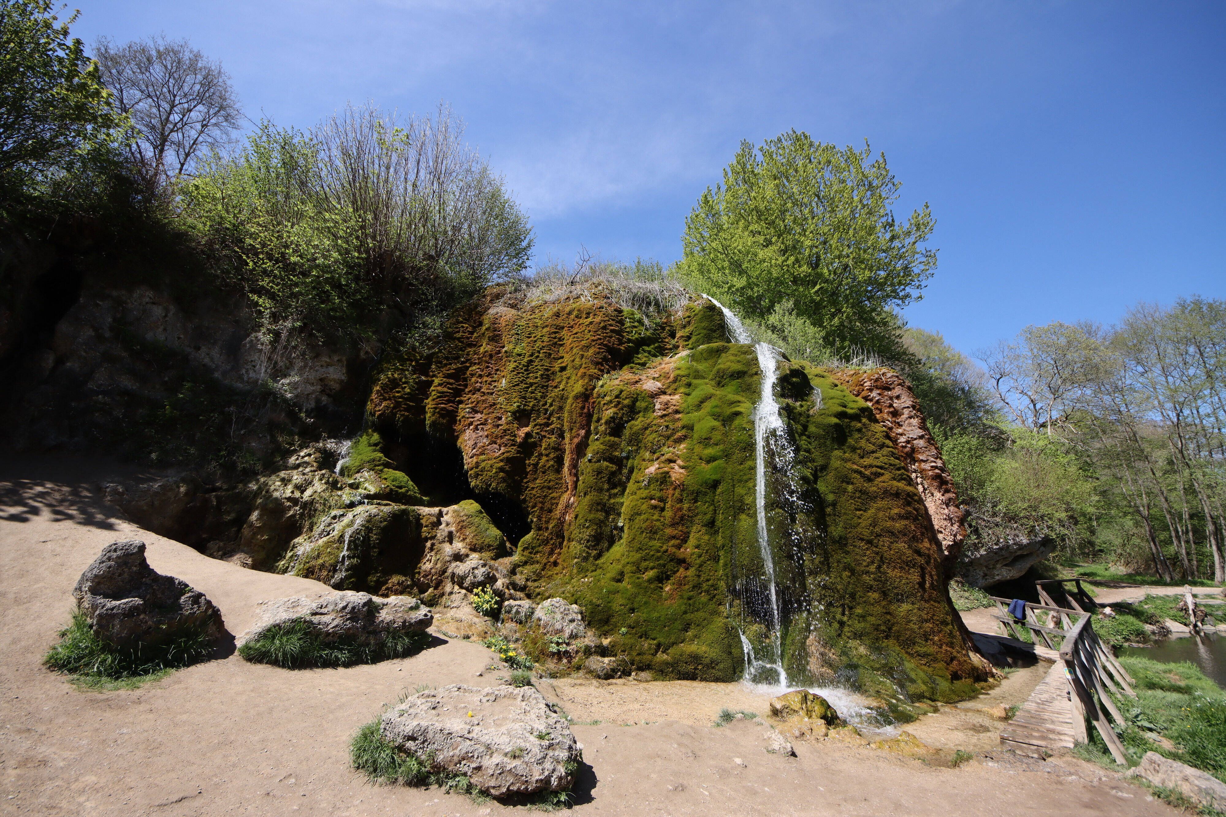 Der Dreimühlen-Wasserfall fasziniert mit seiner stetig wachsenden Sinterbank und dem zu jeder Jahreszeit eindrucksvollen Wasserspiel.