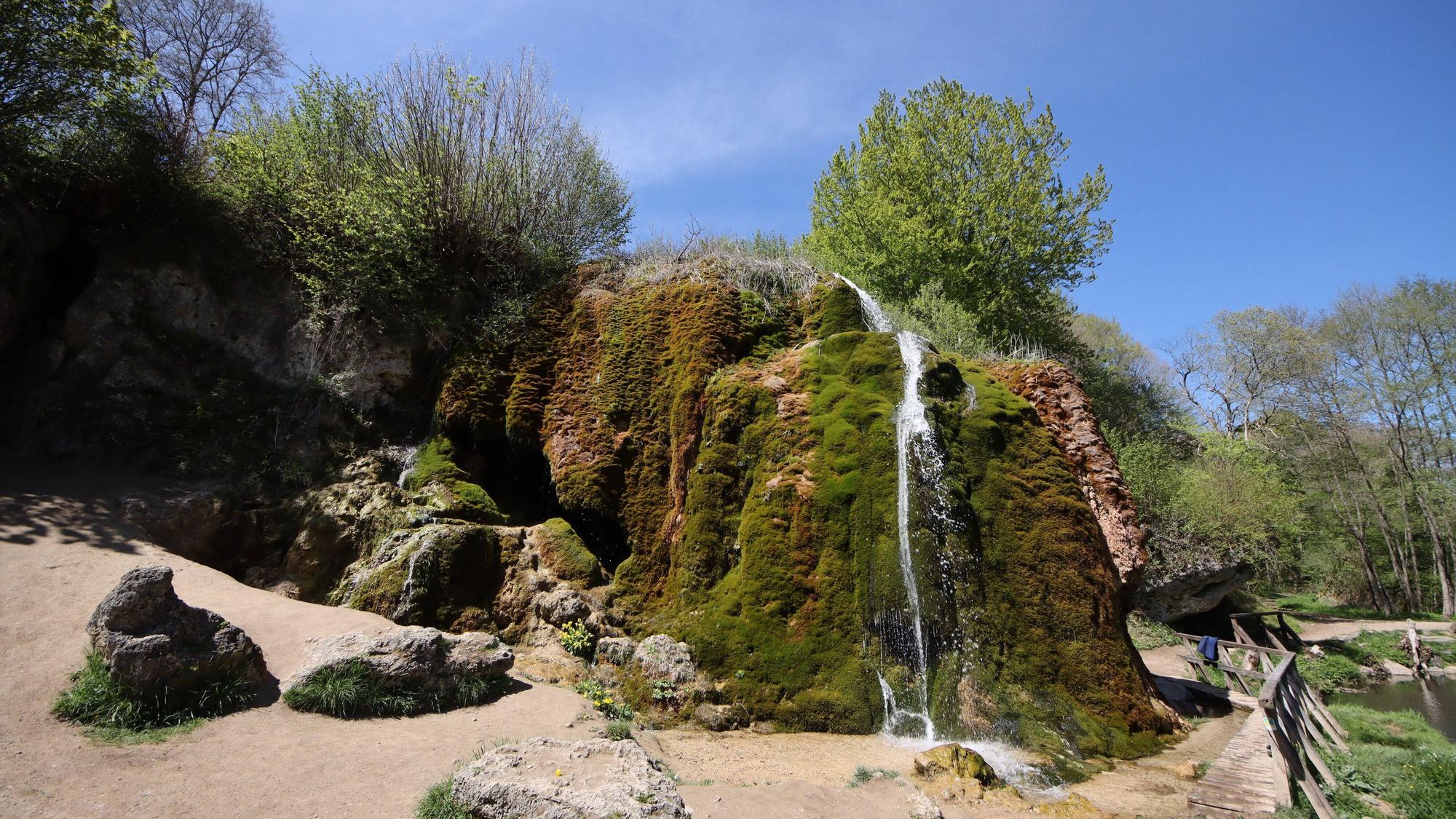 Der Dreimühlen-Wasserfall fasziniert mit seiner stetig wachsenden Sinterbank und dem zu jeder Jahreszeit eindrucksvollen Wasserspiel.
