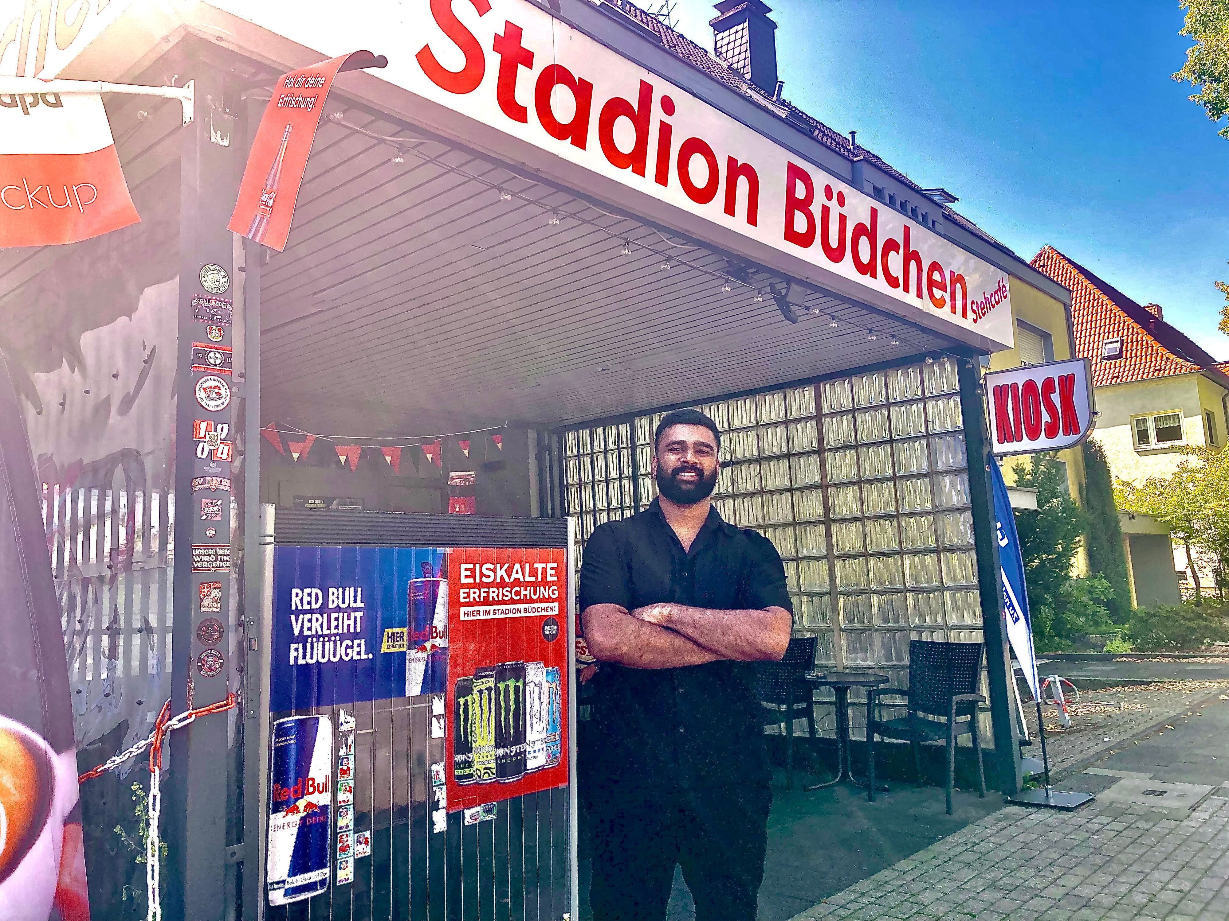 Kioskbesitzer Dithan Mohan vor seinem Stadionbüdchen.