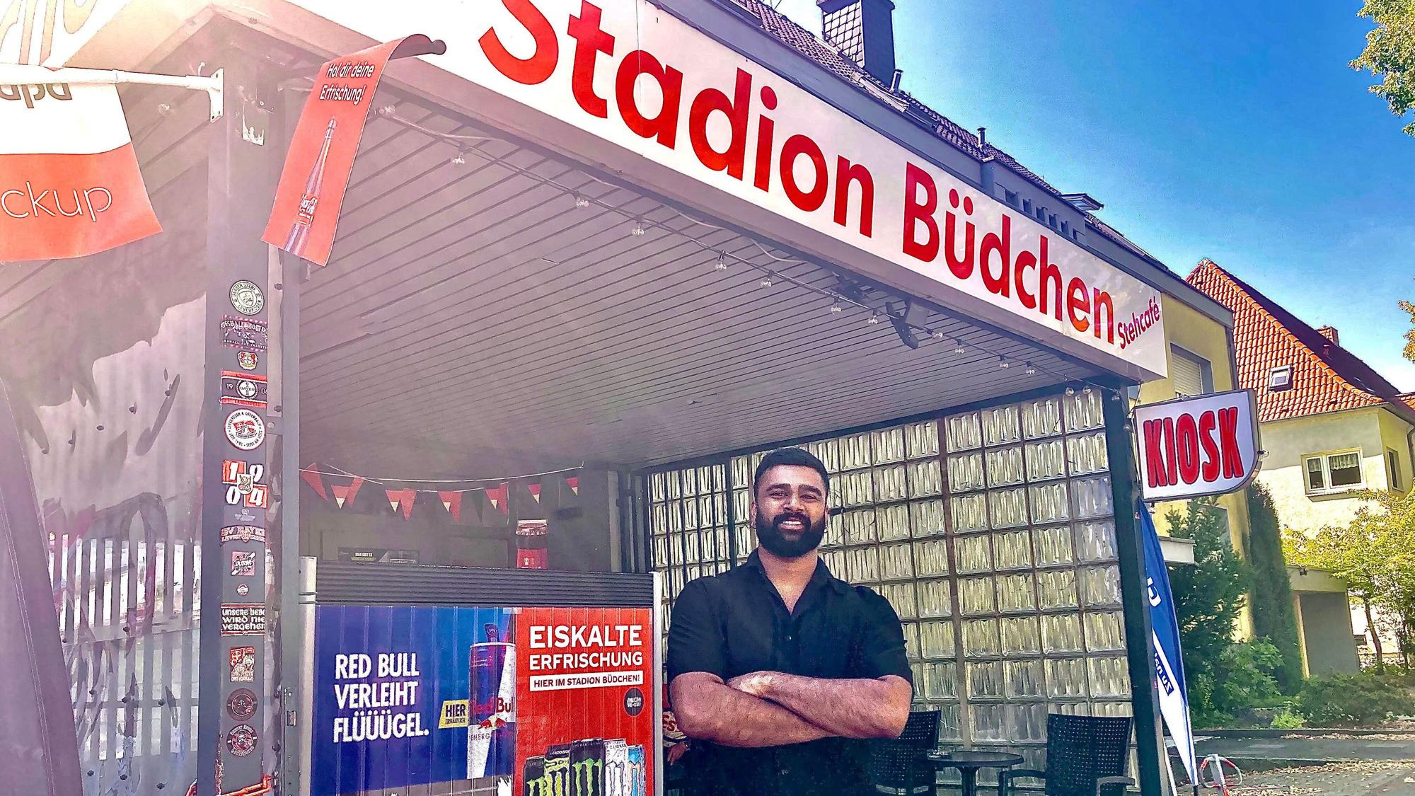 Kioskbesitzer Dithan Mohan vor seinem Stadionbüdchen.