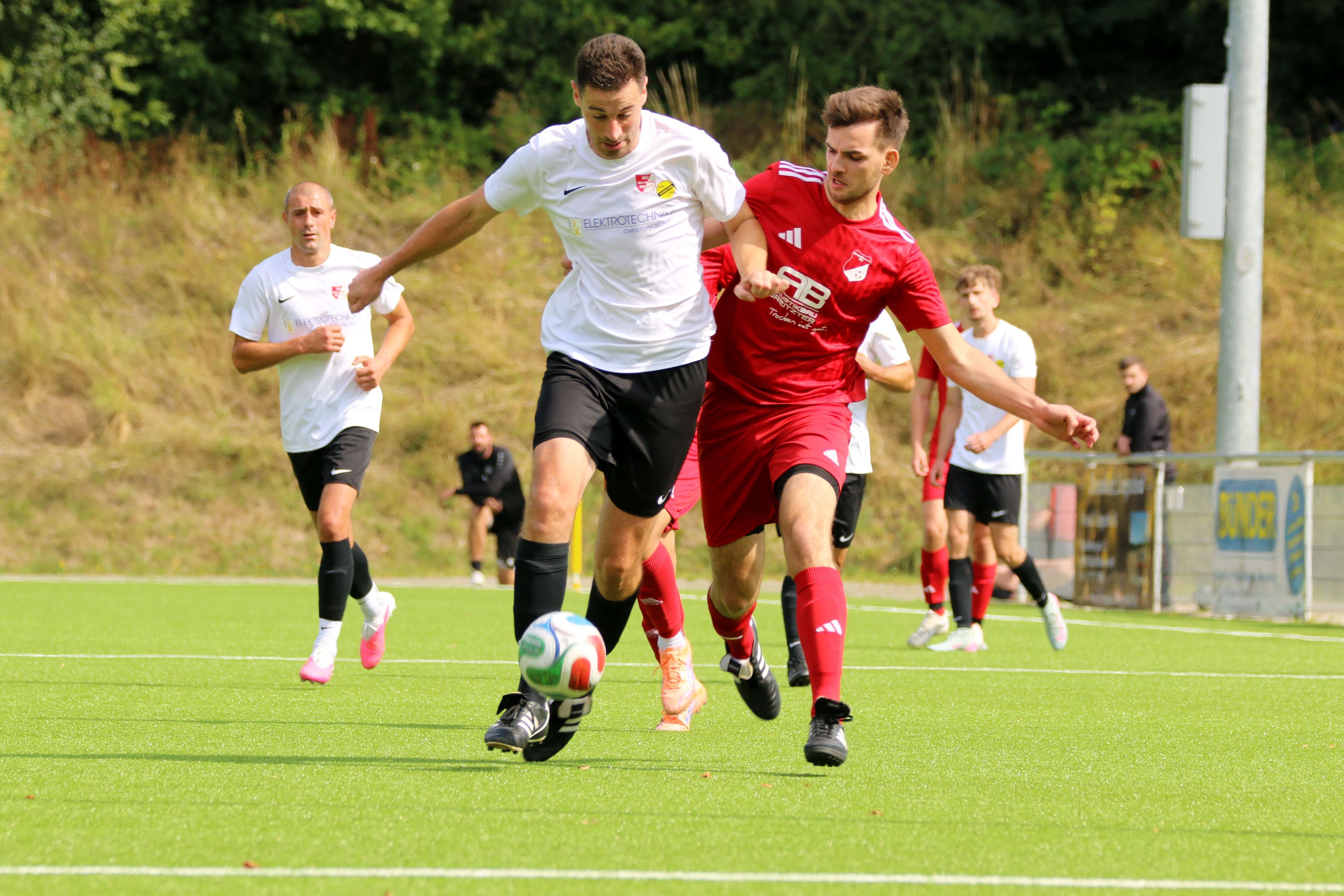 Ein Zweikampf zwischen zwei Spielern des TSV Schönau und der SG Bürvenich/Schwerfen/Sinzenich.