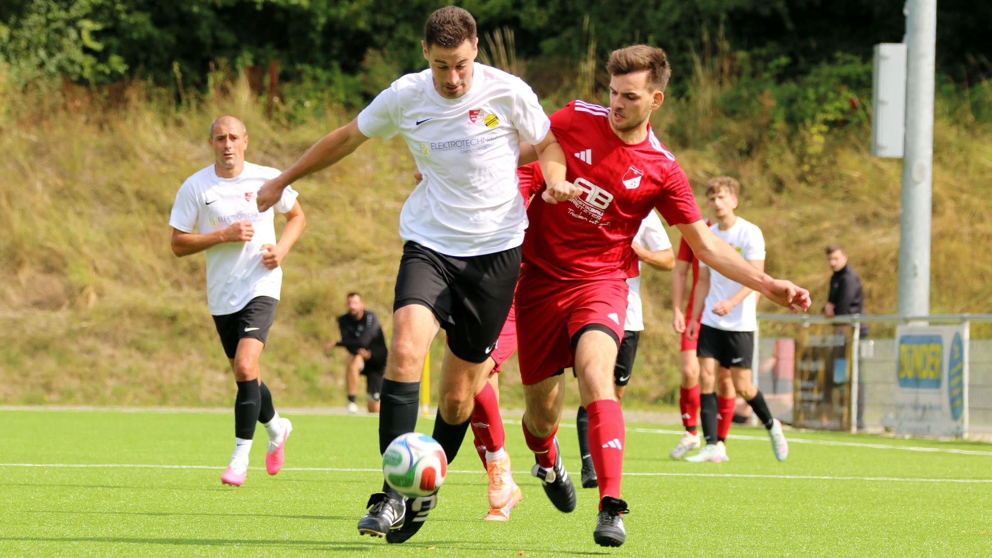 Ein Zweikampf zwischen zwei Spielern des TSV Schönau und der SG Bürvenich/Schwerfen/Sinzenich.