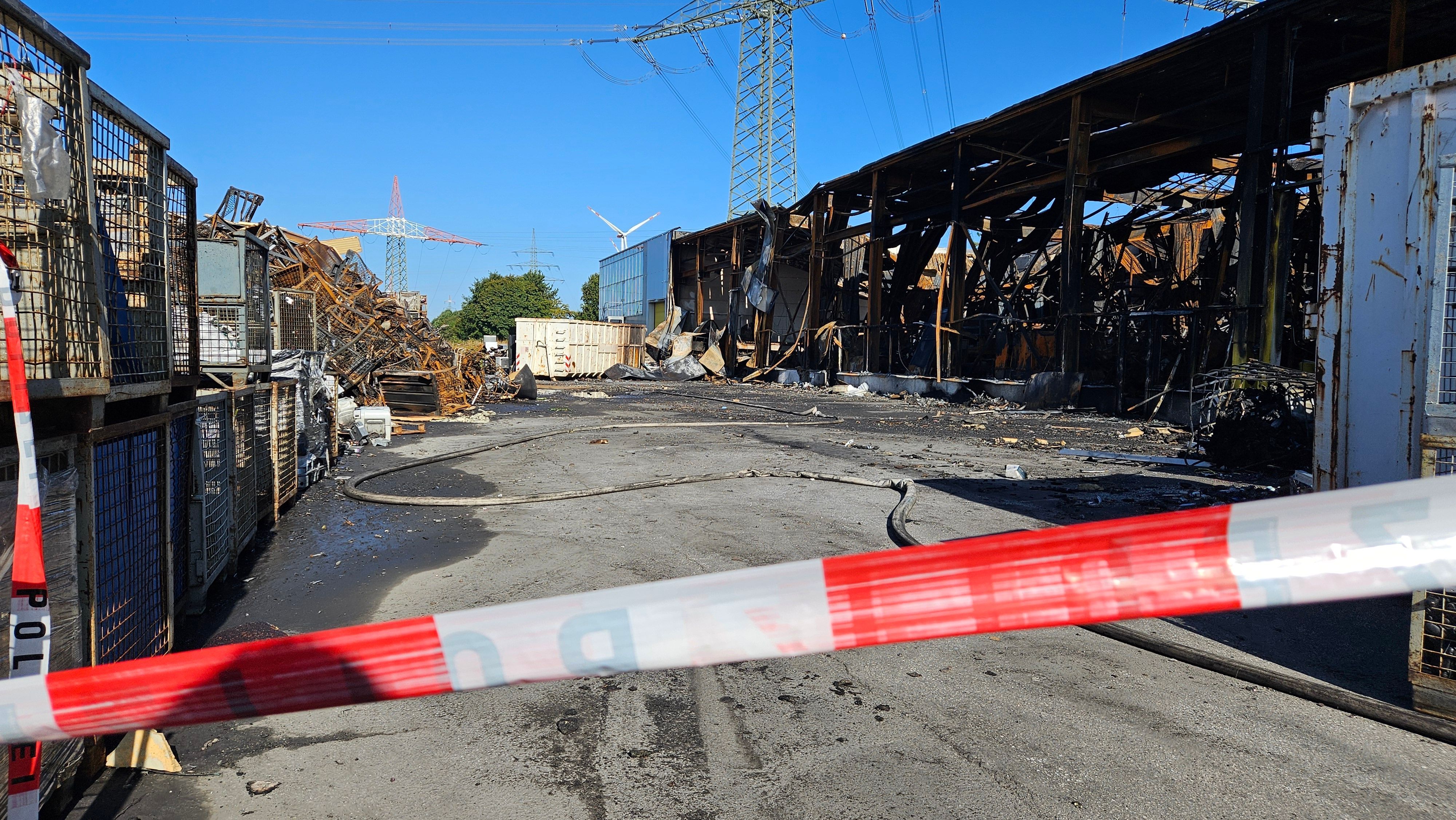 Zu sehen ist die Brandruine einer Lagerhalle.