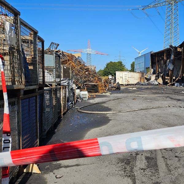 Zu sehen ist die Brandruine einer Lagerhalle.