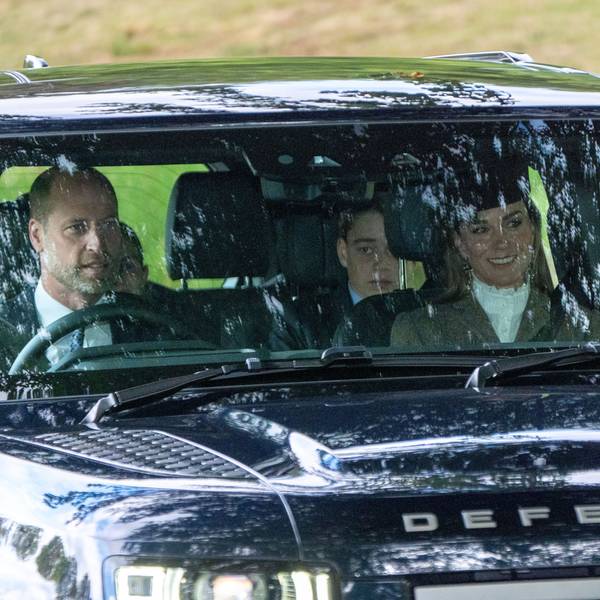 Der Prinz und die Prinzessin von Wales sowie ihr Sohn Prinz George und ihre Tochter Prinzessin Charlotte (links, teilweise verdeckt) treffen ein, um an einem Sonntagsgottesdienst in der Crathie Kirk in der Nähe von Balmoral teilzunehmen.