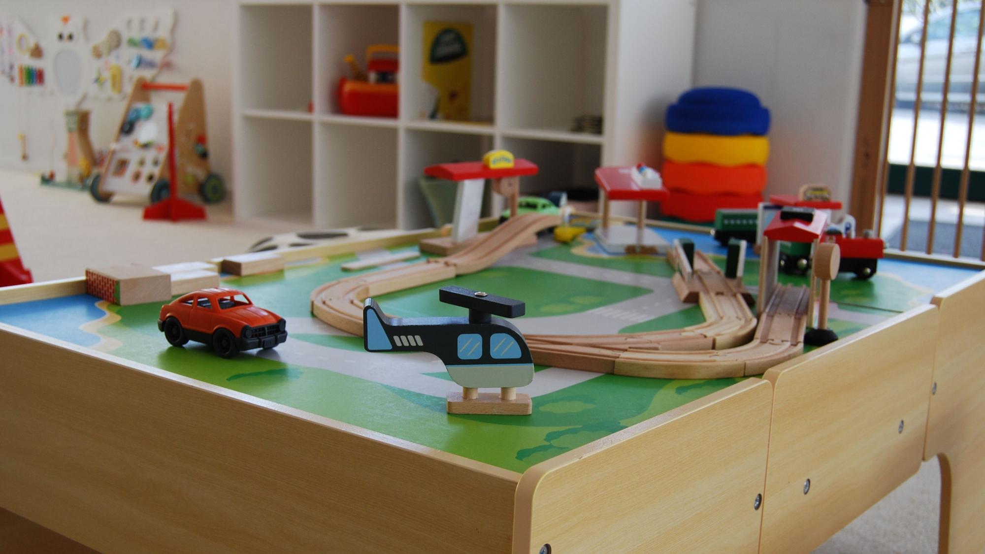 Zu sehen sind diverse Kinderspielsachen.