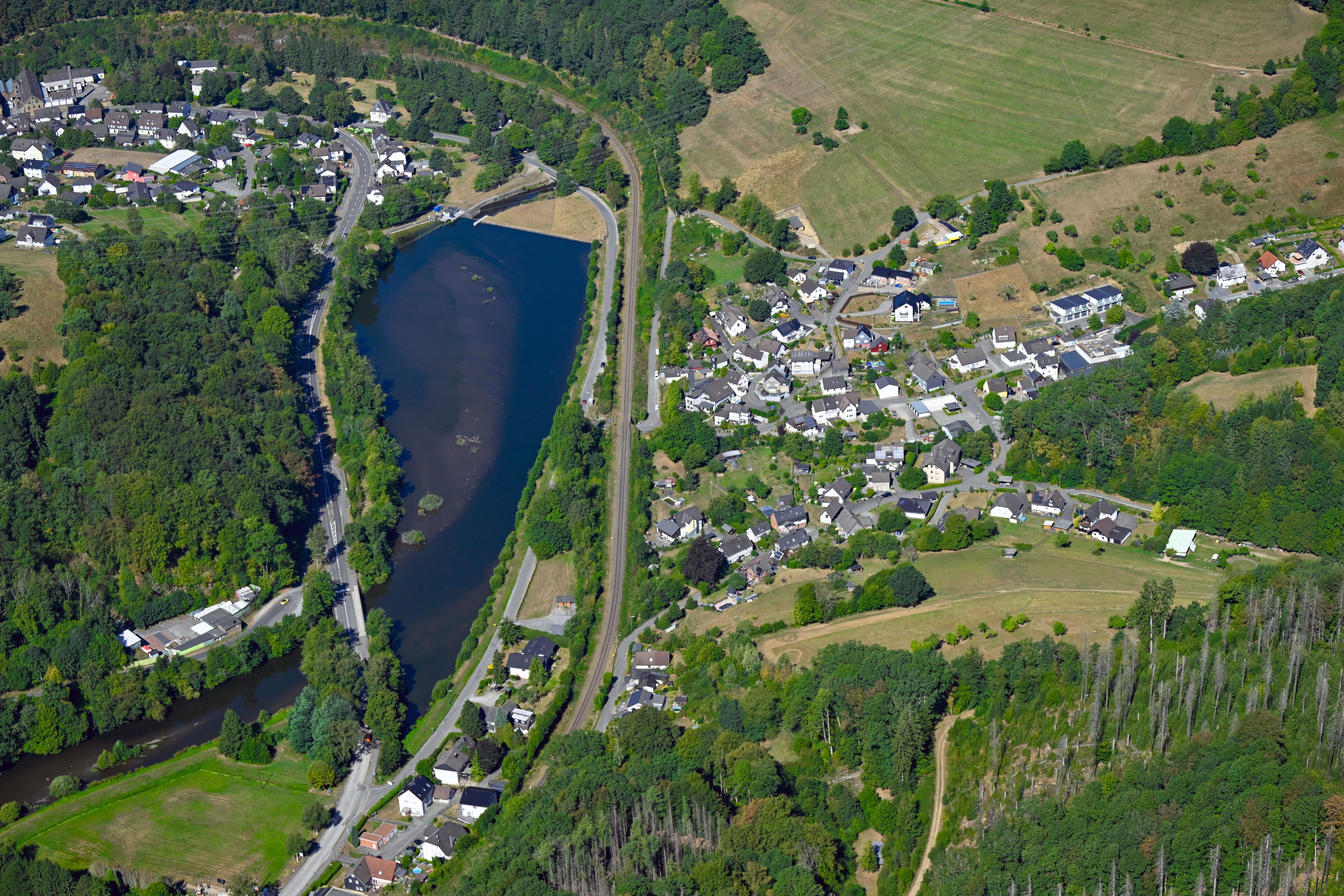 Ein Luftbild des Stauweihers in Osberghausen.