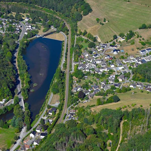 Ein Luftbild des Stauweihers in Osberghausen.