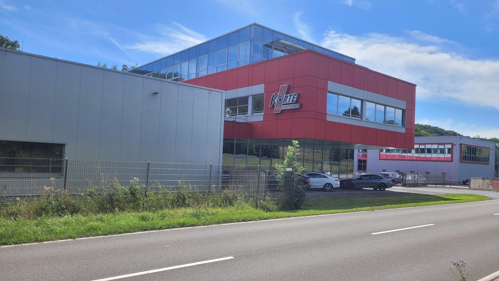 Das Foto zeigt die Werkshallen des Ladenbauers Korte