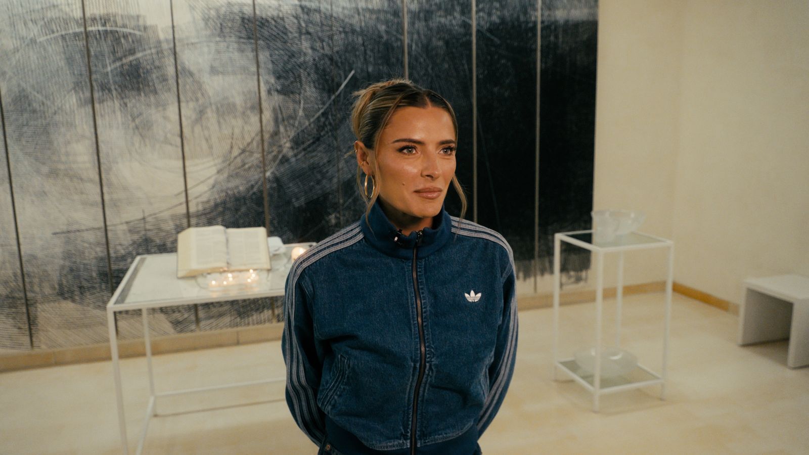 Sophia Thomalla in der Stadionkapelle in der Arena: Sie spricht offen über ihre Kindheit in Gelsenkirchen an der Seite von Stiefvater und Schalke-Macher Rudi Assauer. „Das war unser Leben - das über sehr, sehr viele Jahre“, sagt sie sichtlich gerührt in die Kamera, nach einem Einblick in die emotionalen Achterbahnfahrten jener Tage.  (Bild: Sky / mach2media)