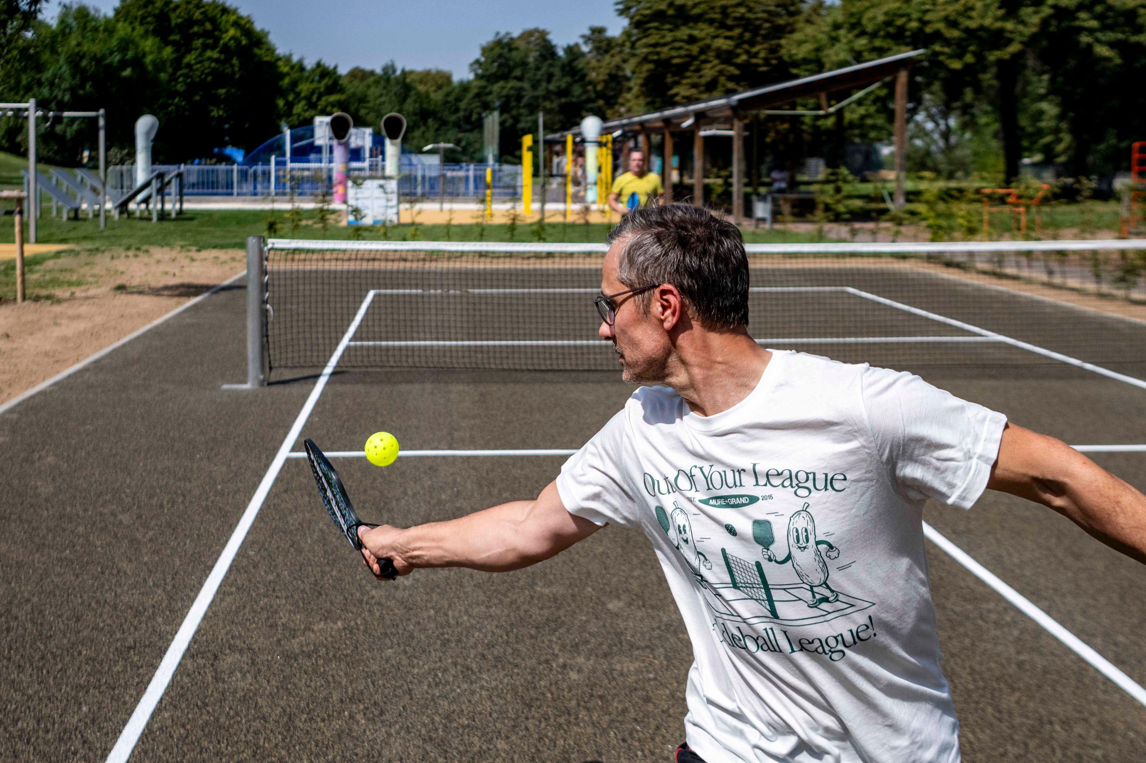 Ein Mann spielt Pickle Ball.