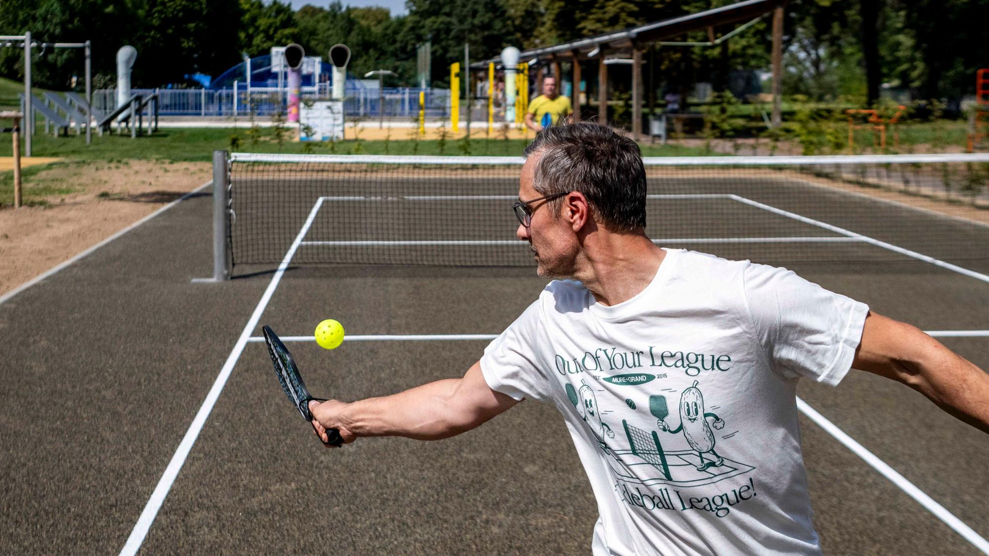 Ein Mann spielt Pickle Ball.