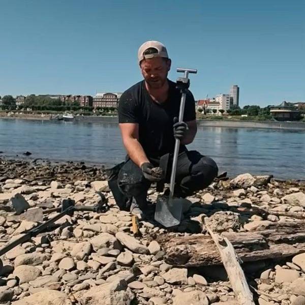 Schatzsucher Carsten Konze am trockenen Rheinufer in Köln gegenüber der Bastei.