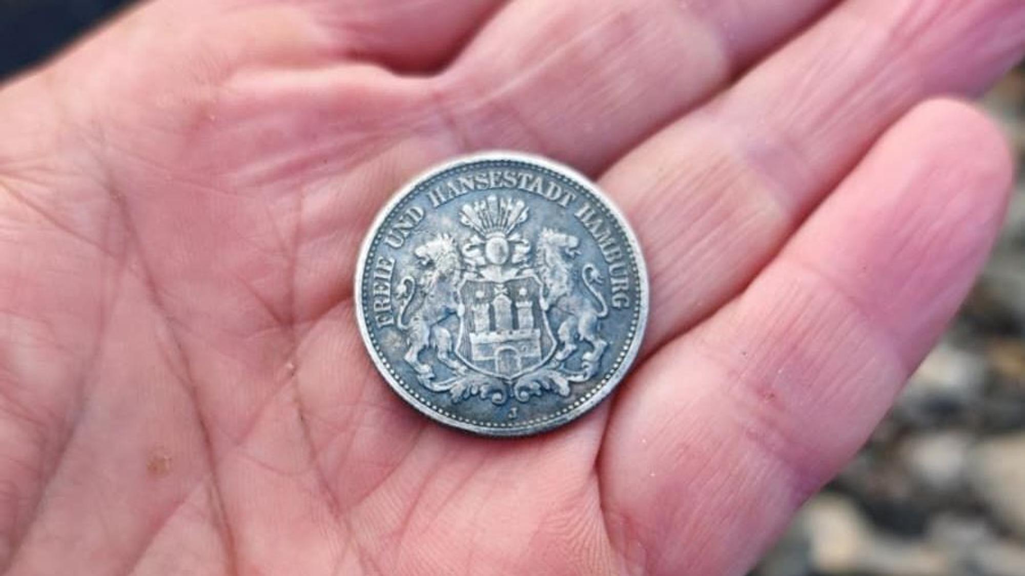 Diese historische Silbermünze hat Carsten Konze im trockenen Rhein gefunden.