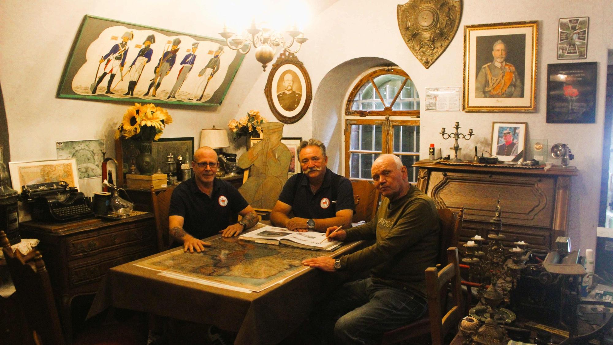 Uwe Zinnow (Mitte) mit Peter Skibbe (rechts) und Ben Tauber von der „Arbeitsgemeinschaft Festung Köln“ in ihren Räumen im Zwischenwerk IIIb.