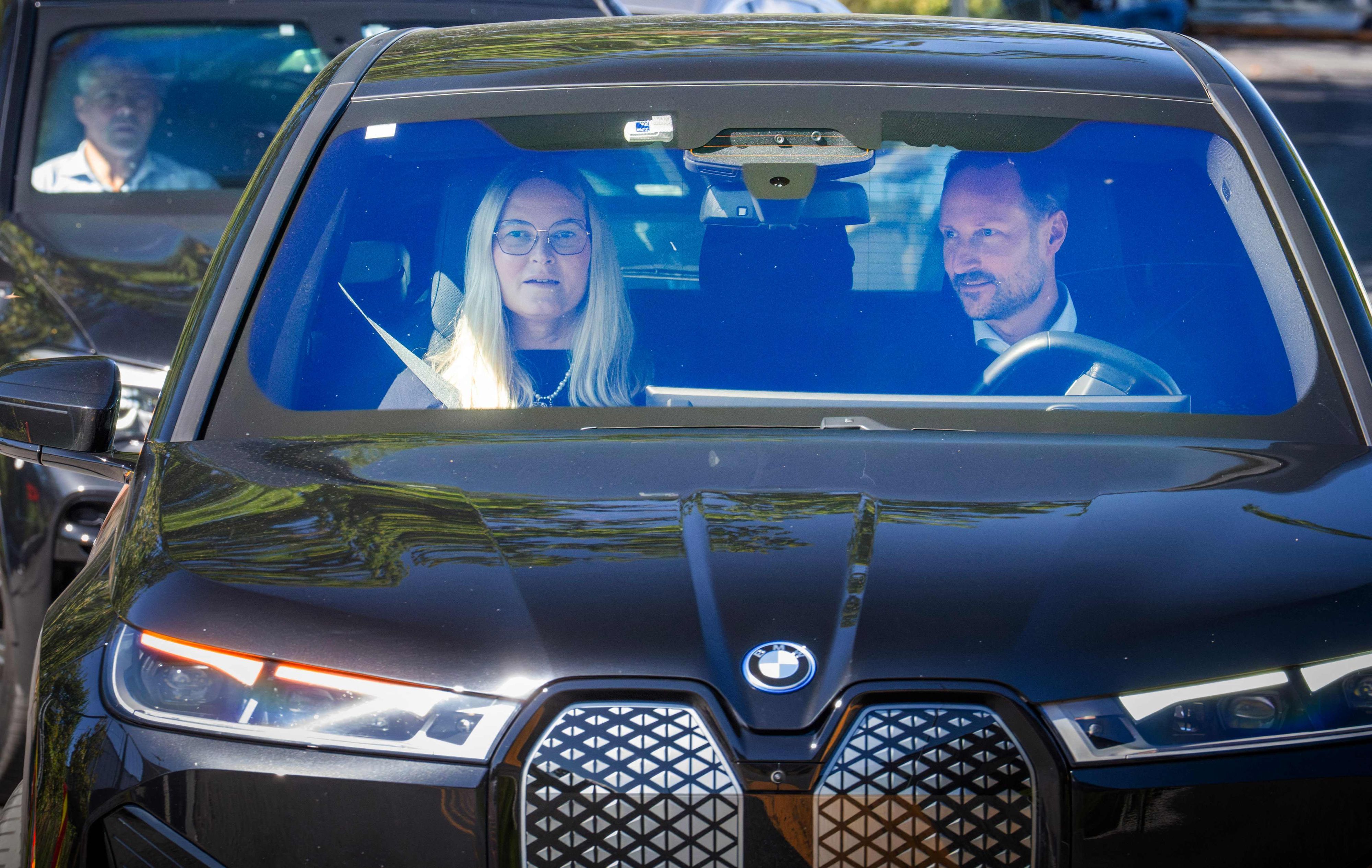 Kronprinz Haakon und Kronprinzessin Mette-Marit verbrachten ihren Ehrentag am Krankenbett von König Harald V. in Oslo.