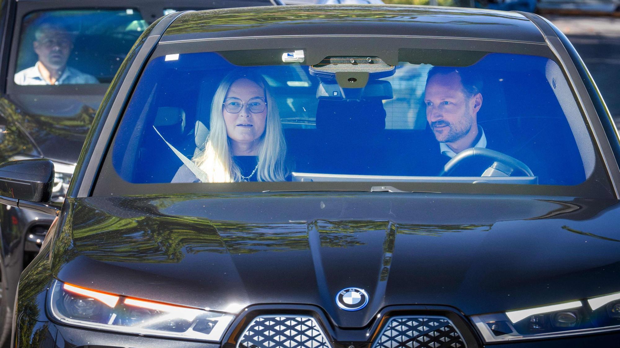Kronprinz Haakon und Kronprinzessin Mette-Marit verbrachten ihren Ehrentag am Krankenbett von König Harald V. in Oslo.