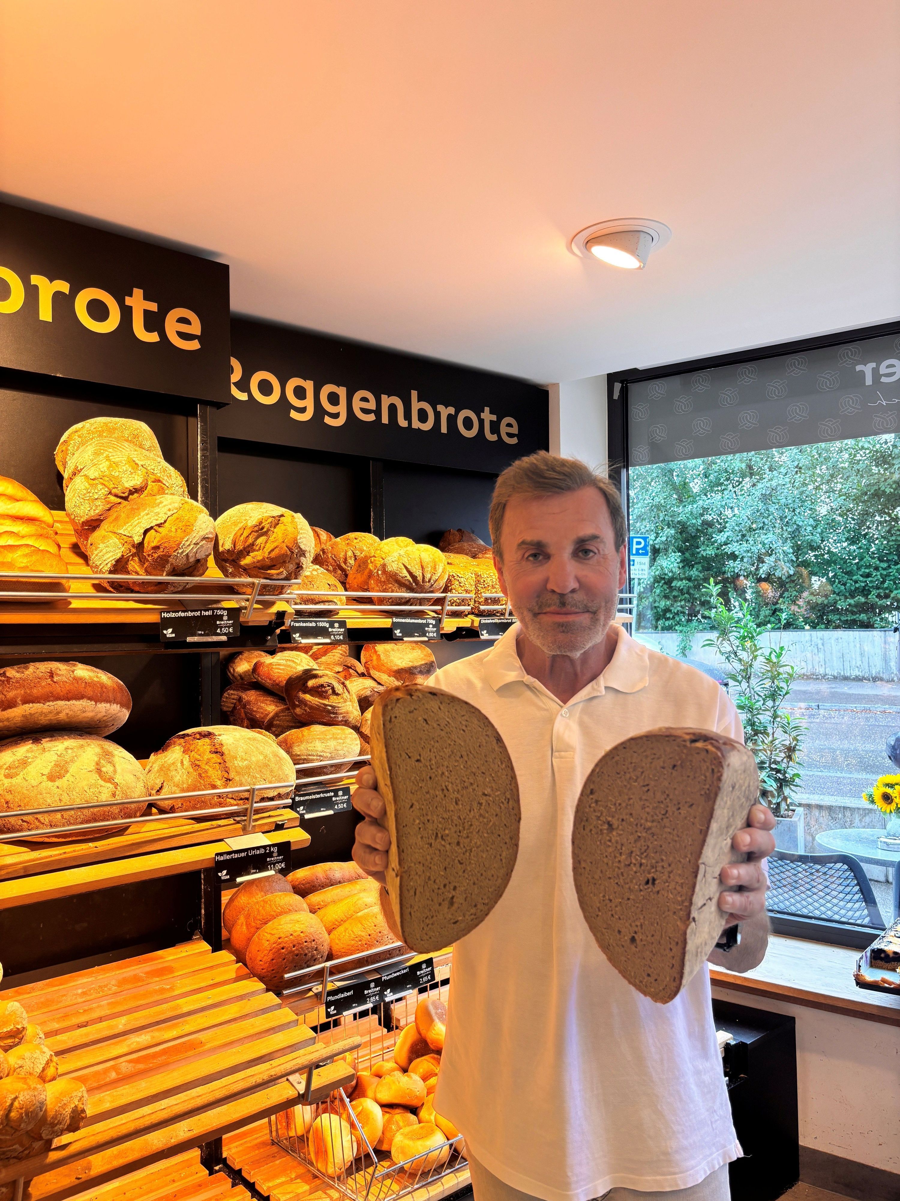 Bäckermeister Matthias Breitner aus Paffenhofen an der Ilm zeigt zwei Brothälften. Sie kosteten bis vor einiger Zeit einfach die Hälfte des ganzen Laibs. Weil sich ein Kunde über eine zehn Gramm zu leichte Hälfte beschwert hatte, musste der Bäcker nun teure Waagen anschaffen