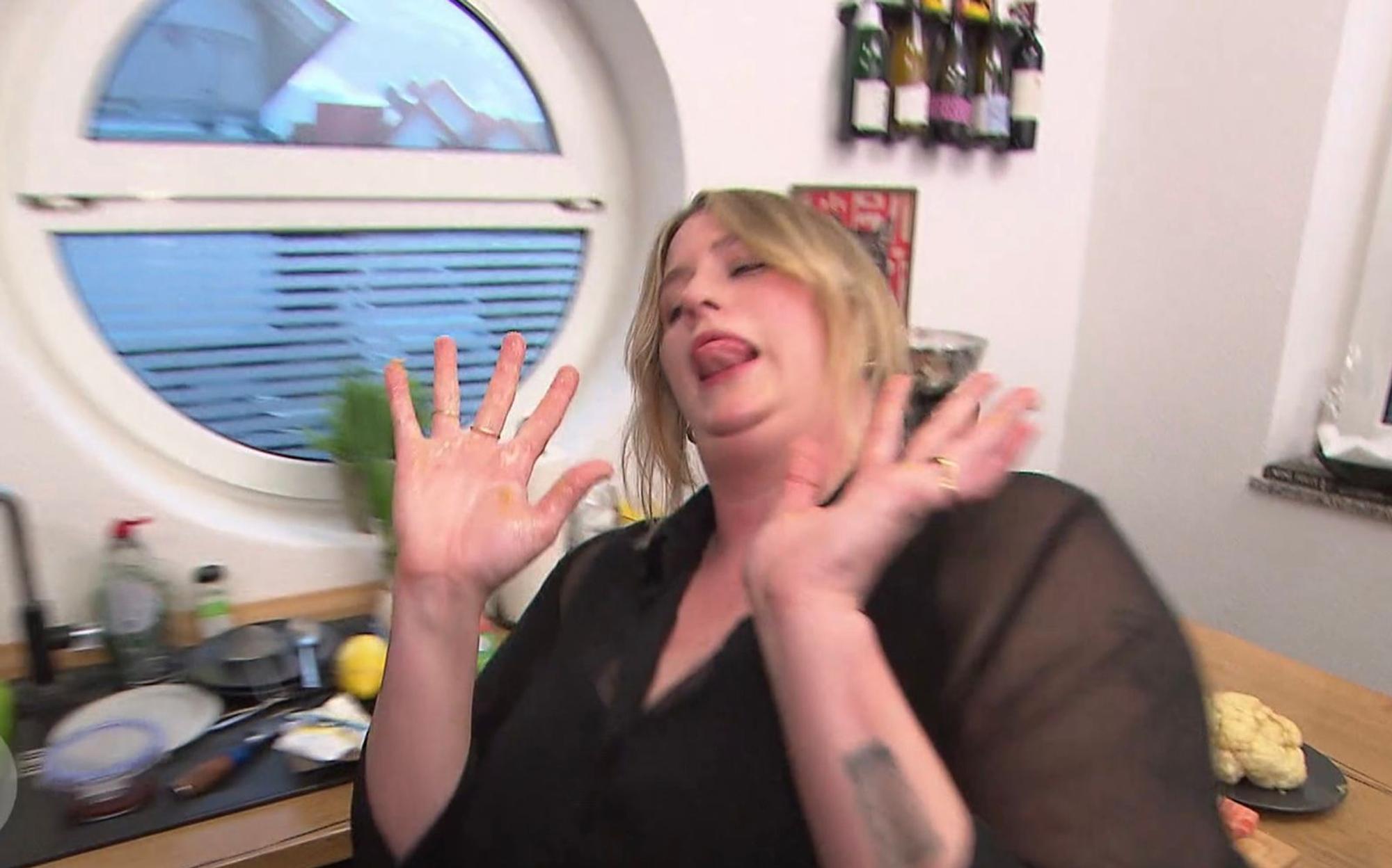 „Ich habe eine kleine 'rooftop damage'“, beschreibt die lustige US-Amerikanerin Allie (36) ihren vermeintlichen „Dachschaden“. (Bild: RTL)