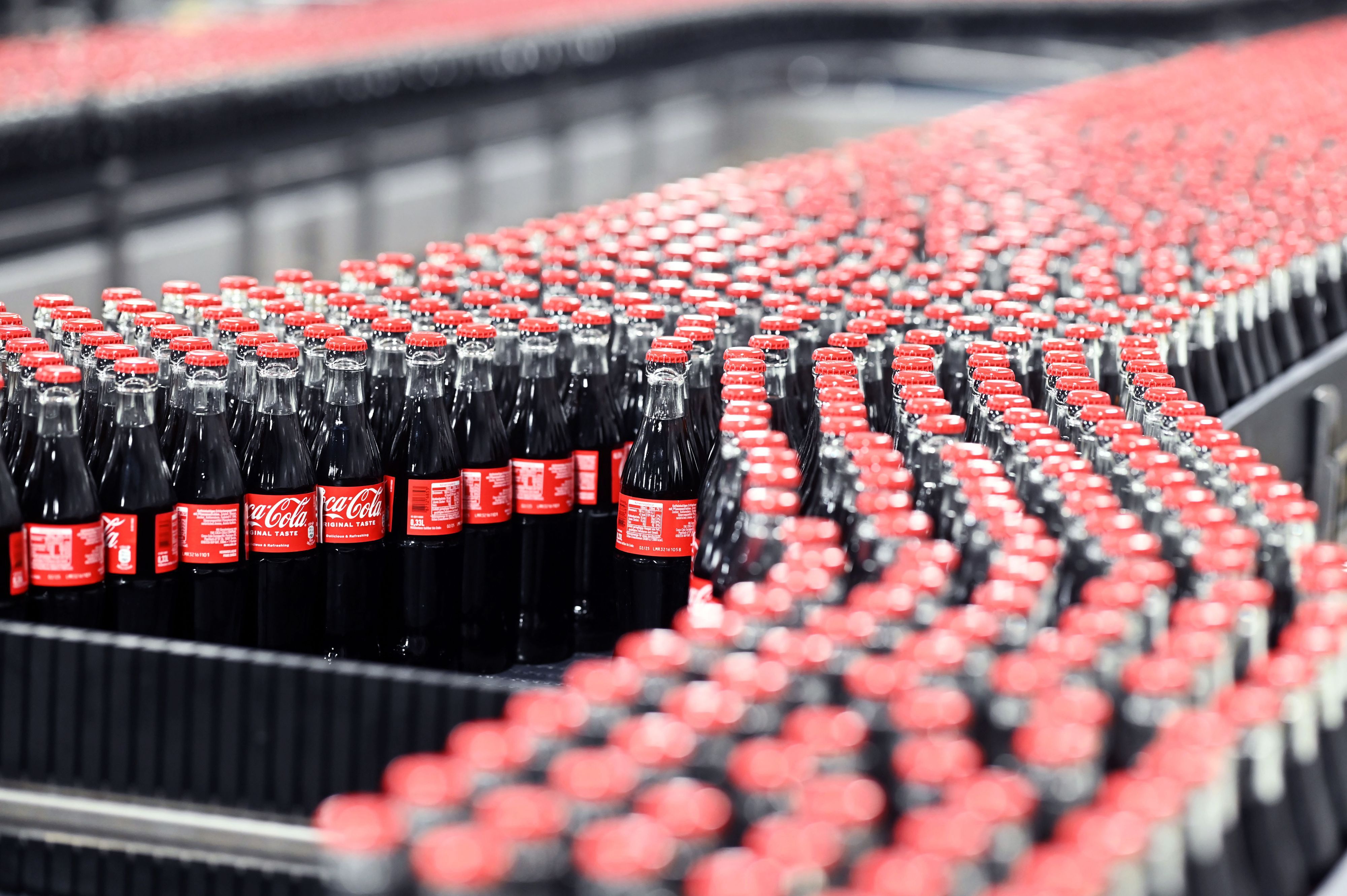 Am Produktionsstandort Mannheim von Coca-Cola Europacific Partners - CCEP Deutschland GmbH werden abgefüllte.
