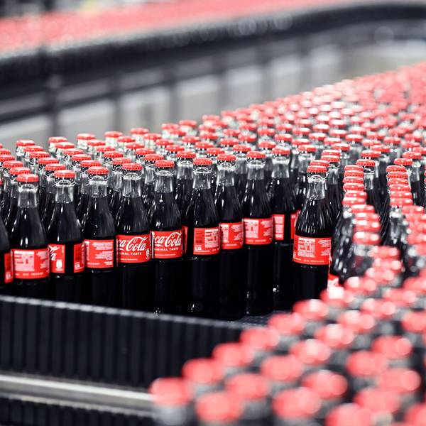 Am Produktionsstandort Mannheim von Coca-Cola Europacific Partners - CCEP Deutschland GmbH werden abgefüllte.