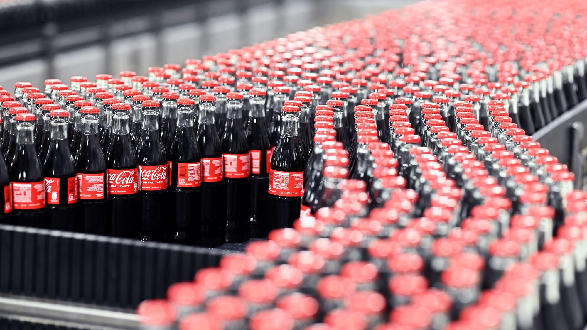 Am Produktionsstandort Mannheim von Coca-Cola Europacific Partners - CCEP Deutschland GmbH werden abgefüllte.